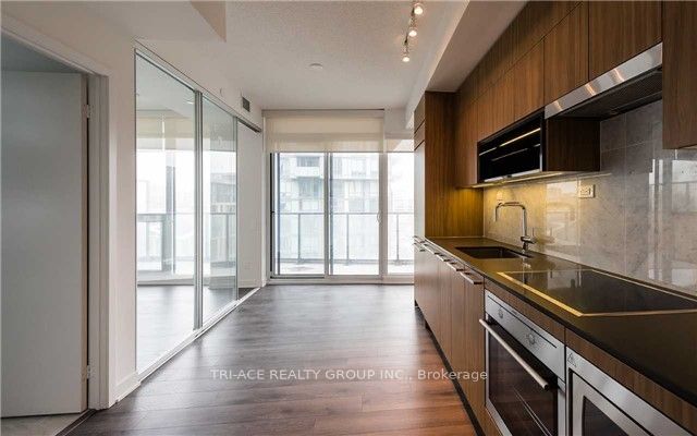90 Queens Wharf Road 502, Toronto, ON M5V 0J4 photo 2