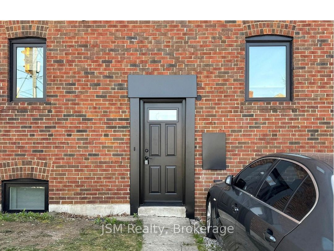 26 Rogers Road S Lower, Toronto, ON M6E 1N7 photo 3