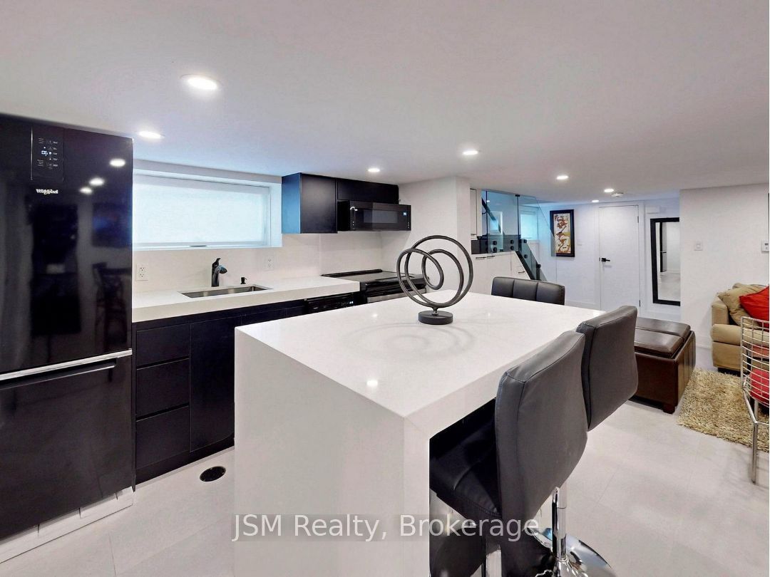 26 Rogers Road S Lower, Toronto, ON M6E 1N7 photo 4
