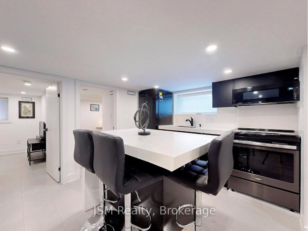 26 Rogers Road S Lower, Toronto, ON M6E 1N7 photo 5