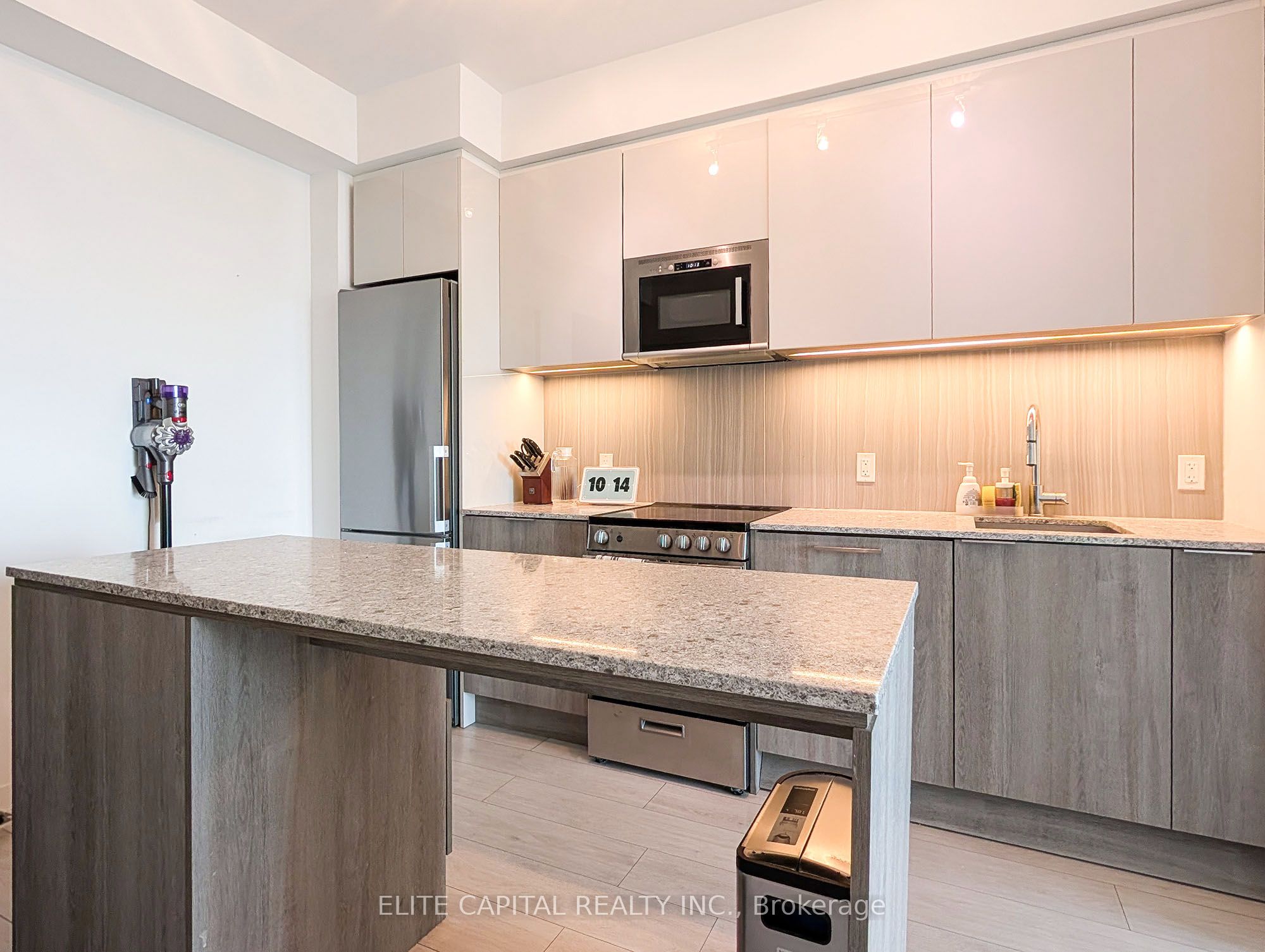 31 Tippett Road 1010, Toronto, ON M3H 0C8 photo 4