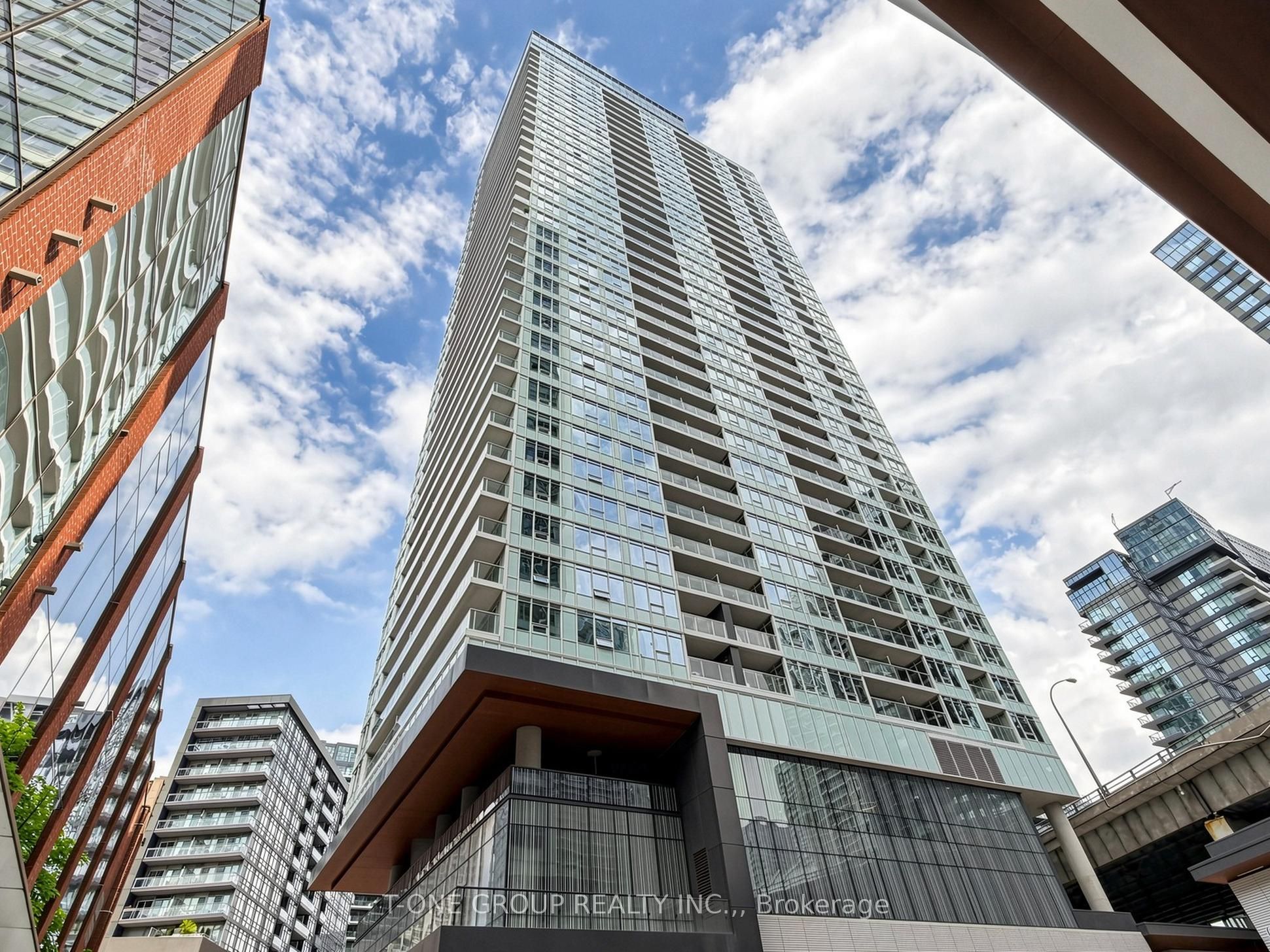 19 Bathurst Street 1502, Toronto, ON M5V 0N2 photo 2
