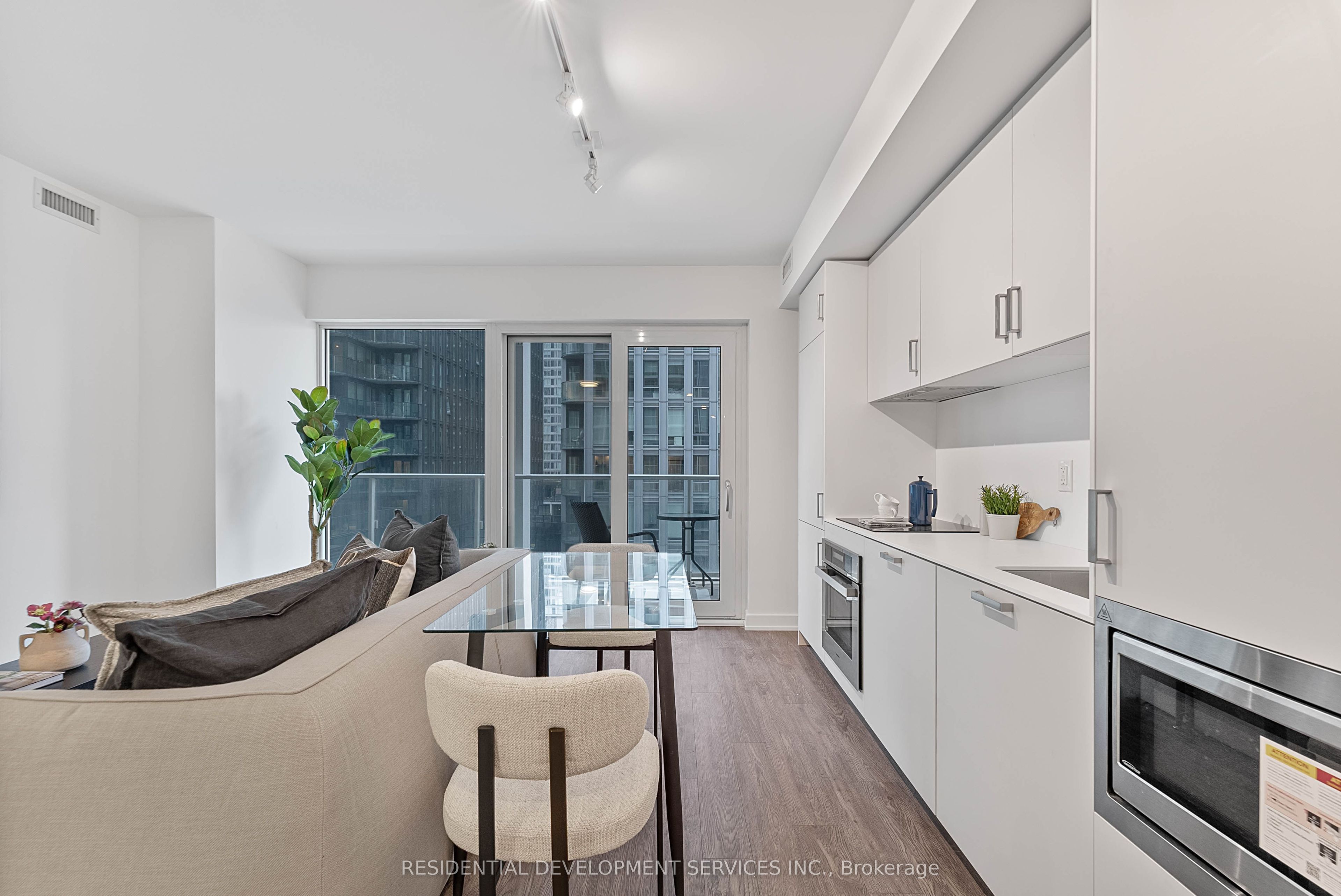 88 Queen Street 901, Toronto, ON M5C 0B6 photo 5