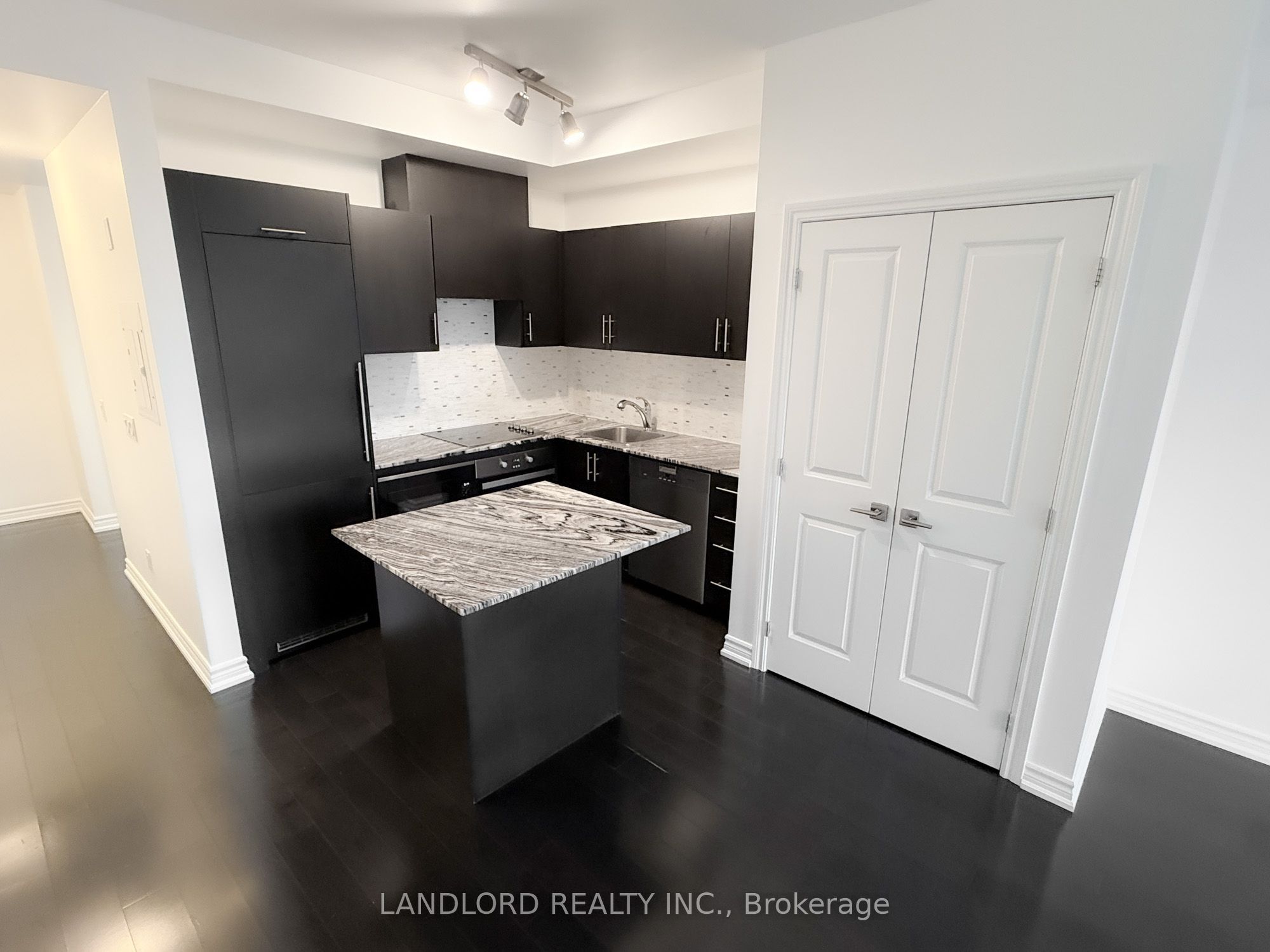 23 Glebe Road W 521, Toronto, ON M5P 0A1 photo 2