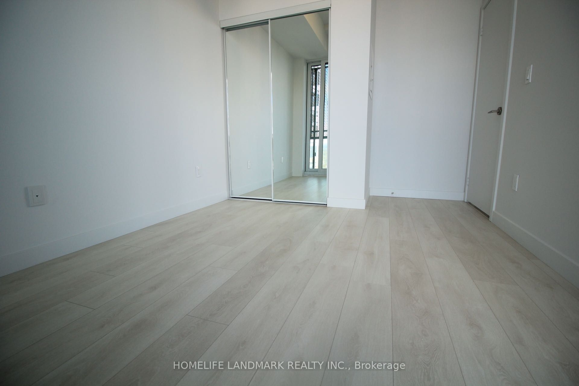 8 Eglinton Avenue E 2405, Toronto, ON M4P 0C1 photo 5