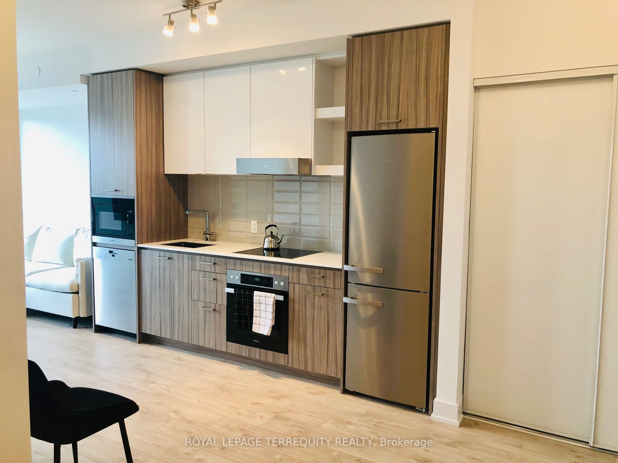 11 Lillian Street 506, Toronto, ON M4S 0C3