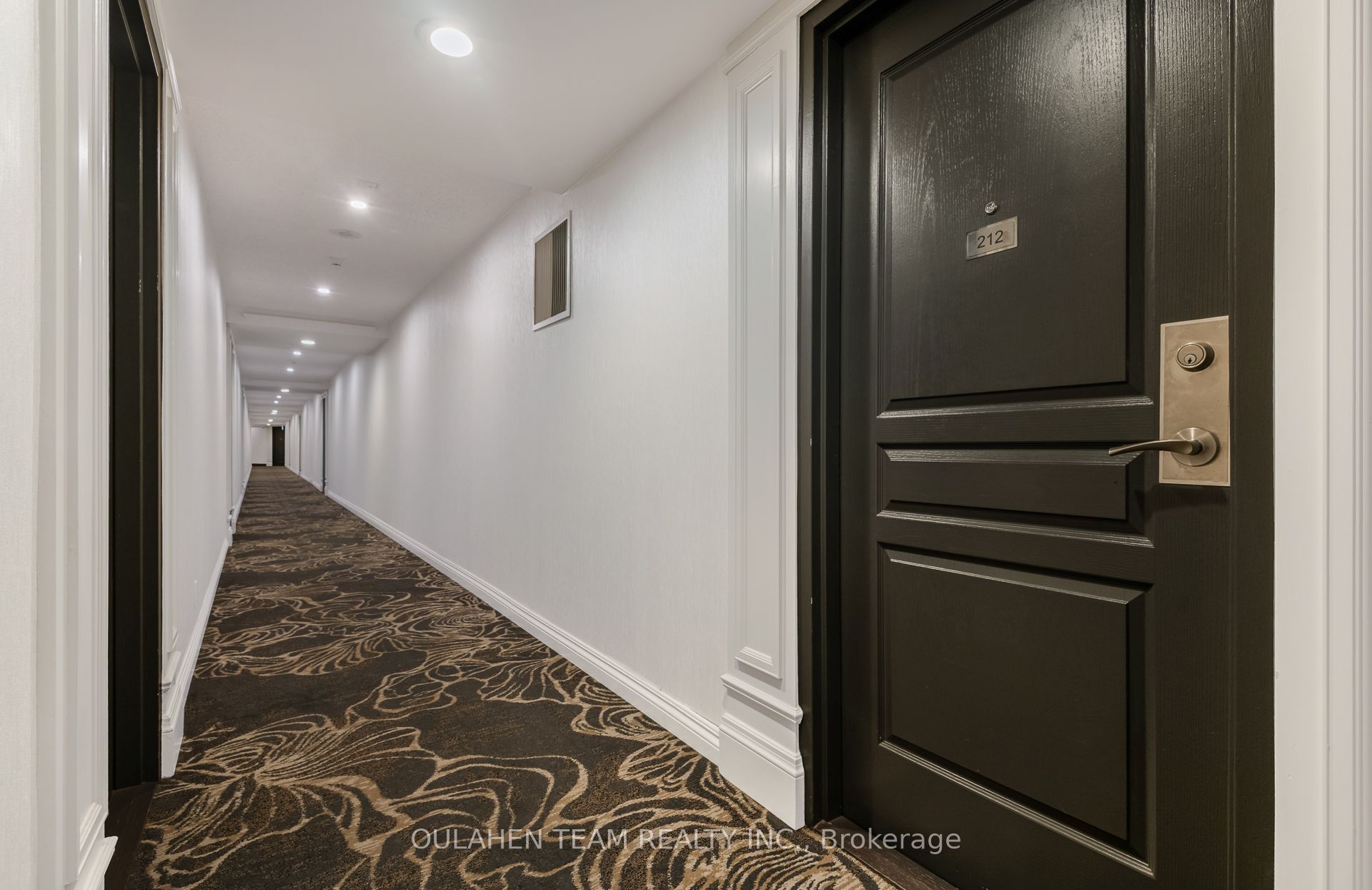 16 Dallimore Circle 212, Toronto, ON M3C 4C4 photo 3