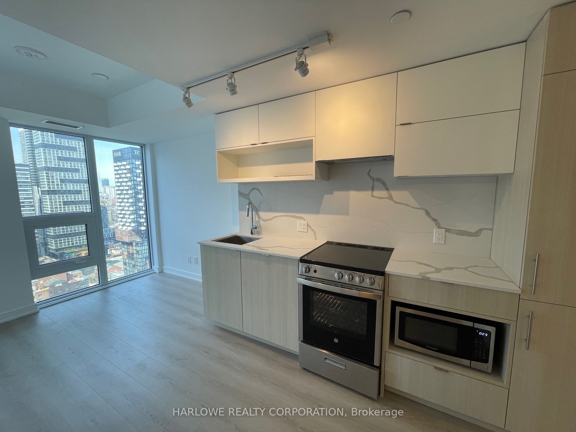 100 Queen Street E 2801, Toronto, ON M5C 0B5