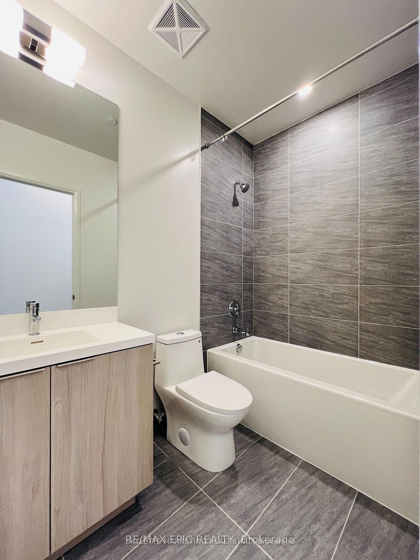 400 King Street W 729, Toronto, ON M5V 1K2 photo 4