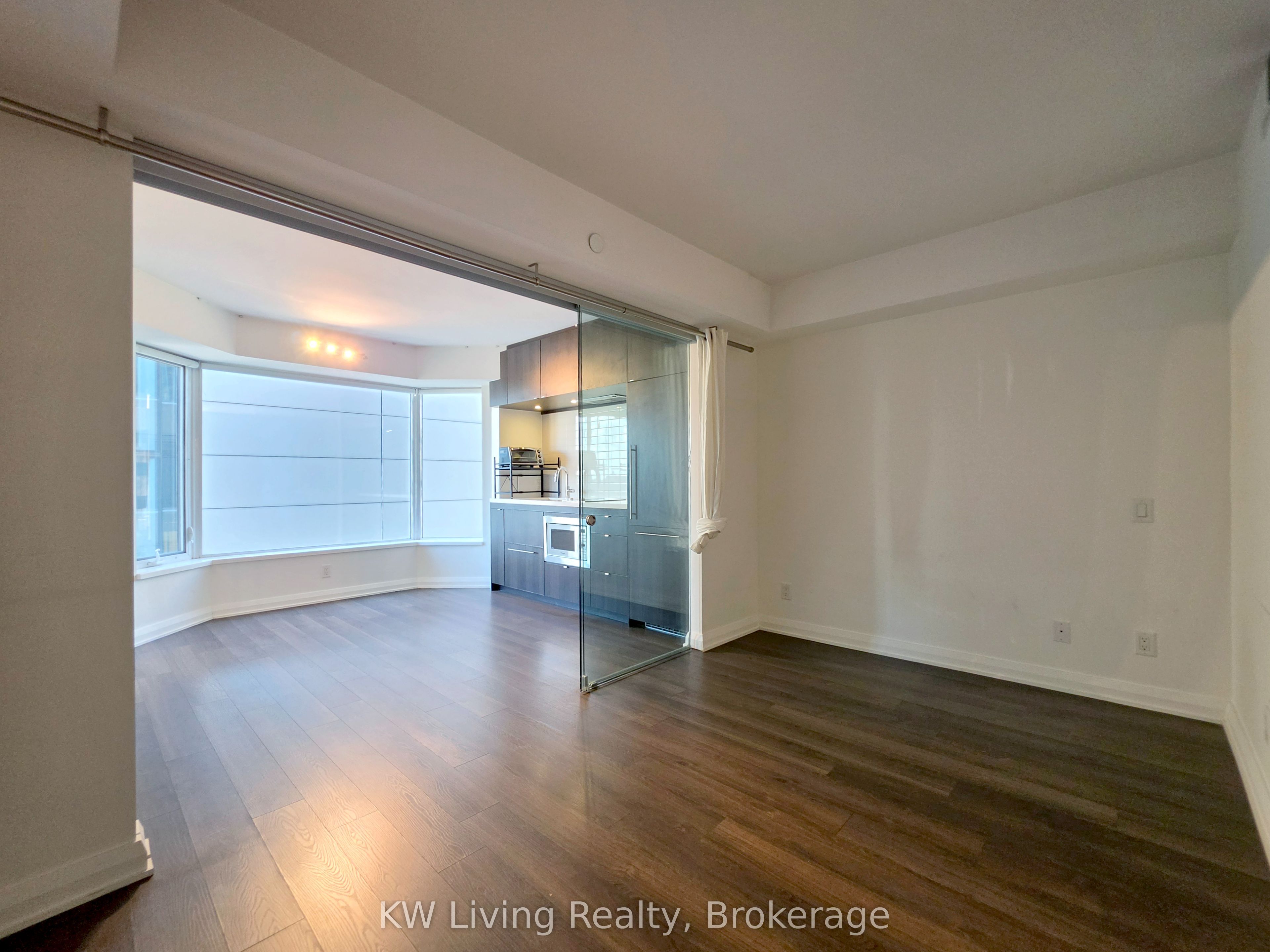 155 Yorkville Avenue 905, Toronto, ON M5R 0B4