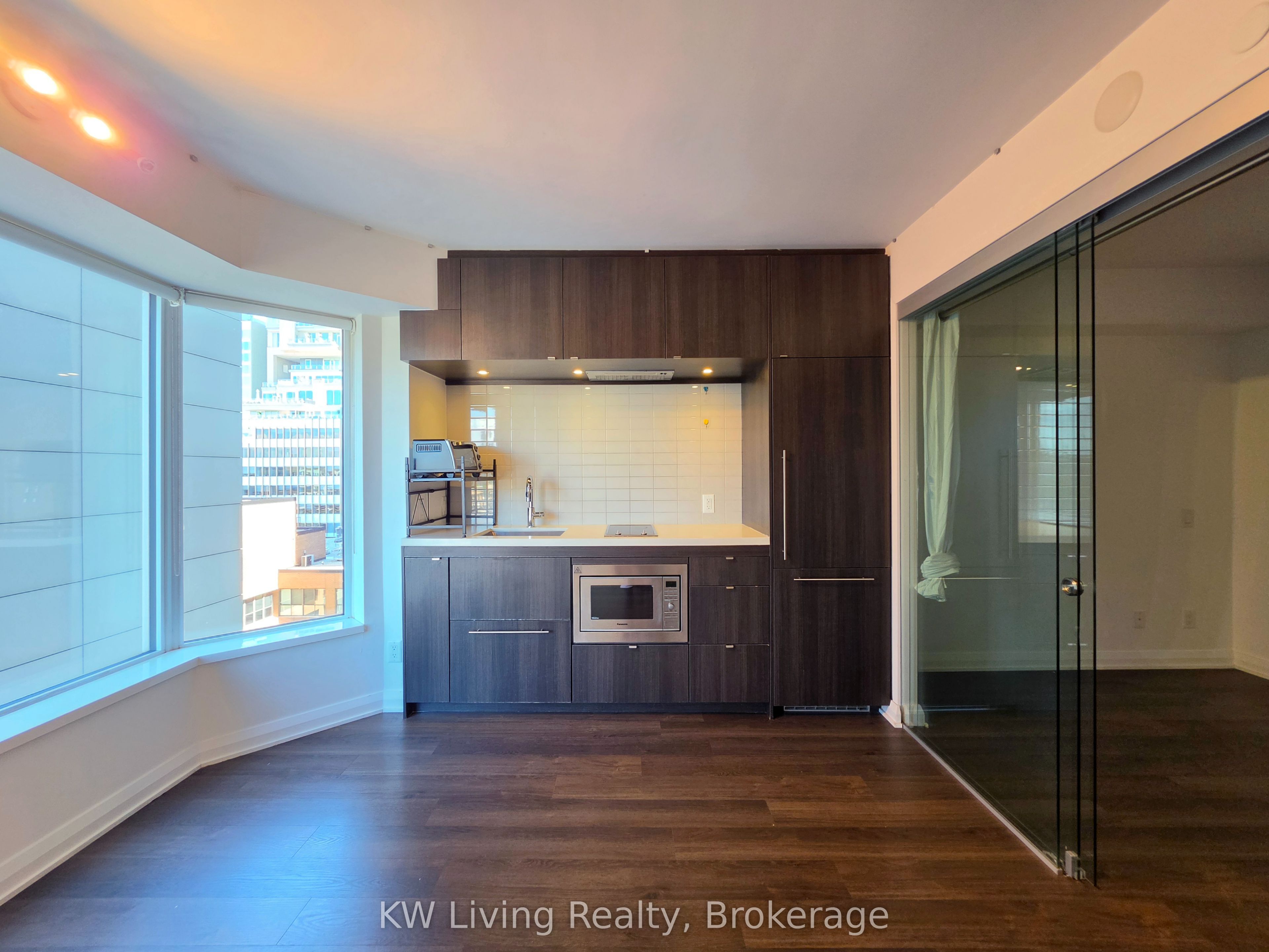155 Yorkville Avenue 905, Toronto, ON M5R 0B4 photo 3