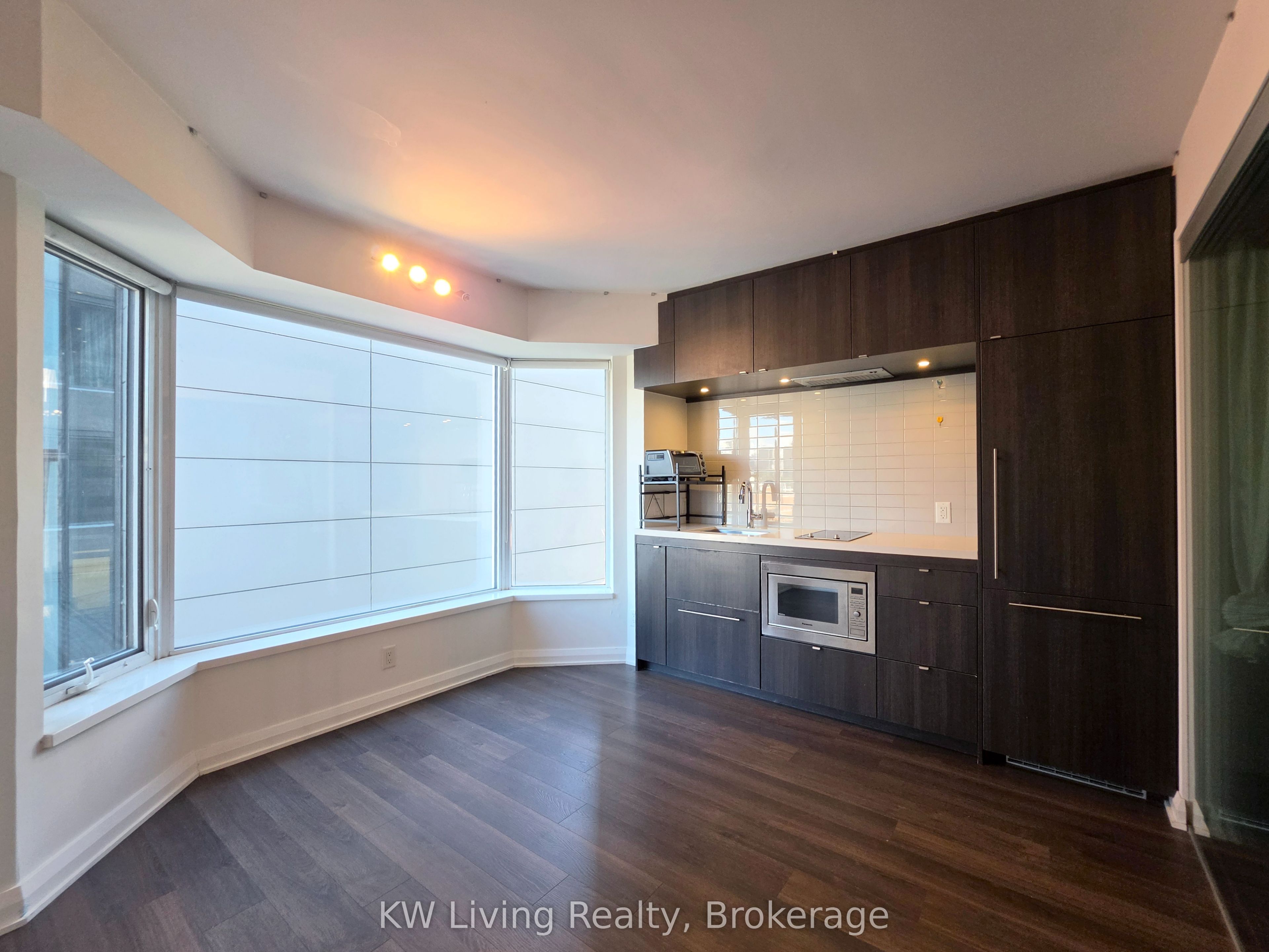 155 Yorkville Avenue 905, Toronto, ON M5R 0B4 photo 4