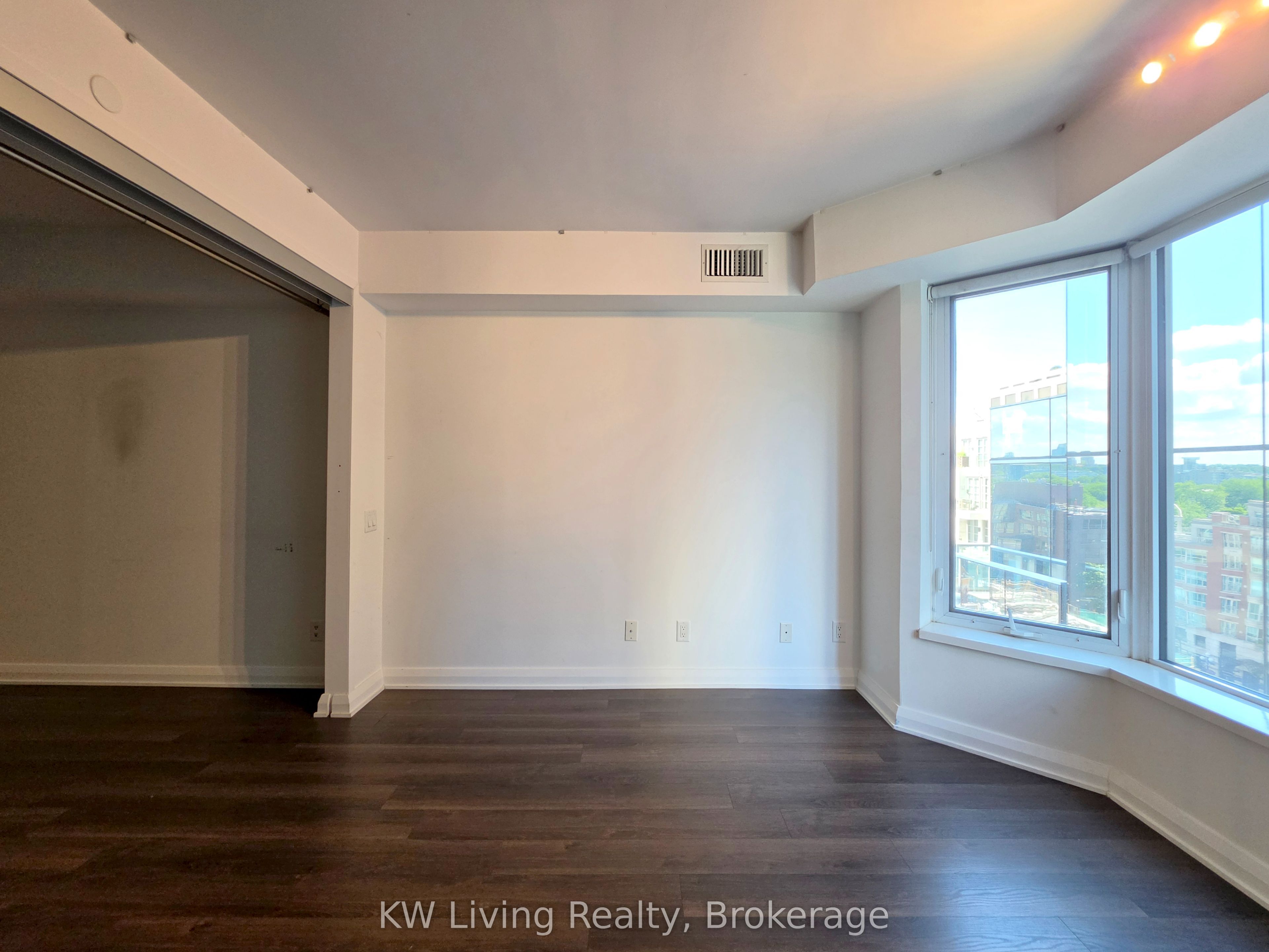 155 Yorkville Avenue 905, Toronto, ON M5R 0B4 photo 5