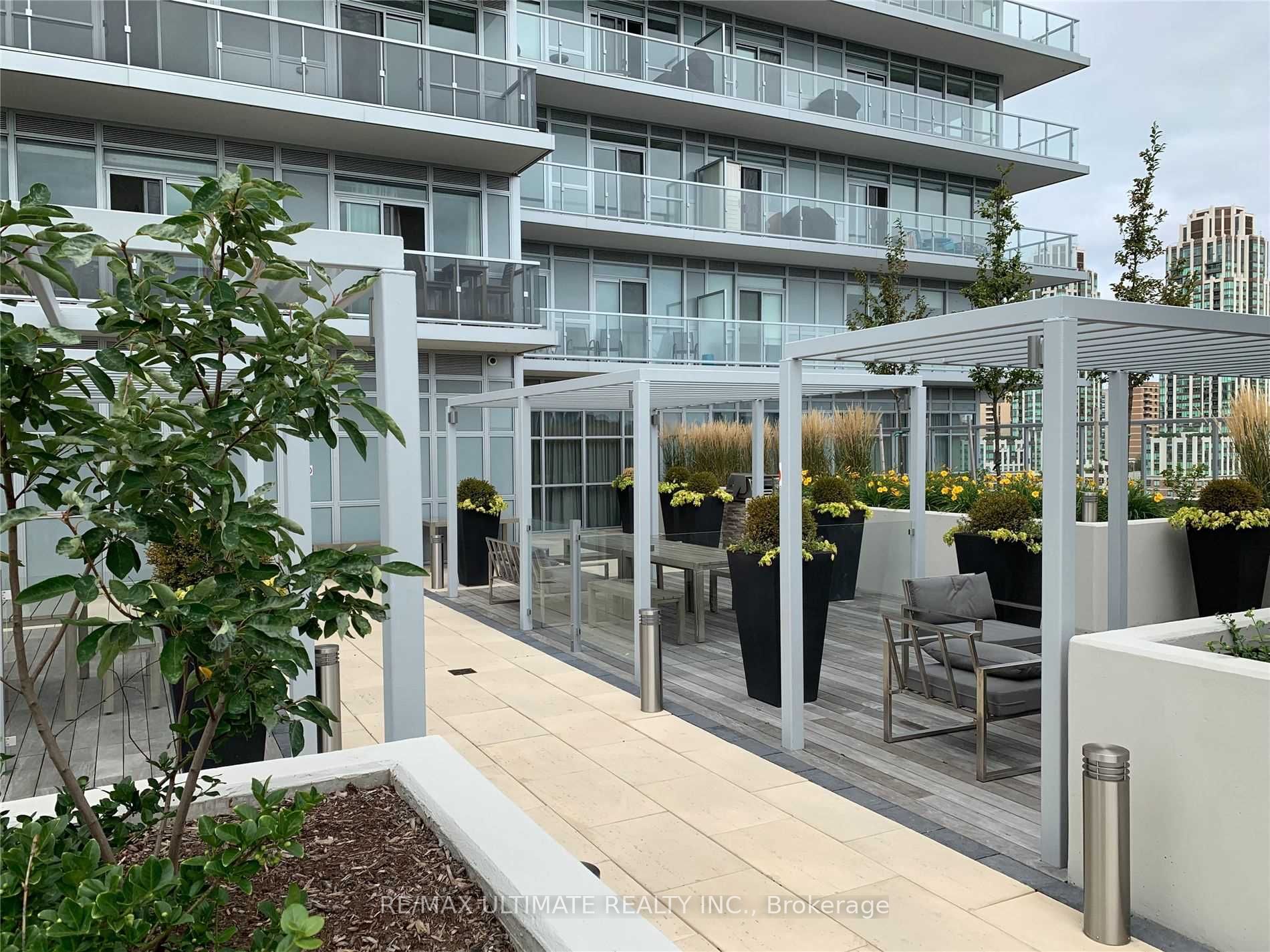 501 St Clair Avenue W 1803, Toronto, ON M5P 0A2 photo 3