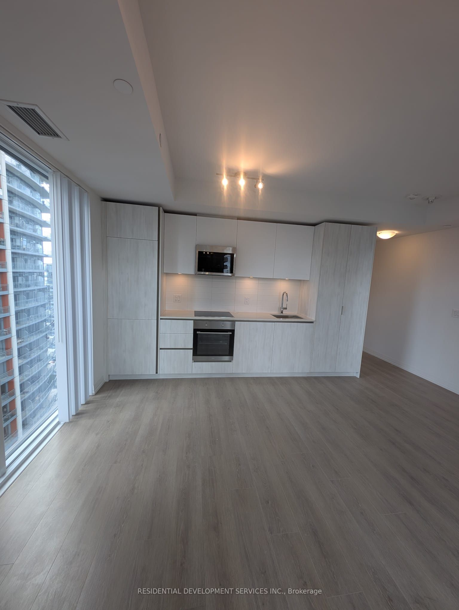 28 Widmer Street 3628, Toronto, ON M5V 0T2 photo 2