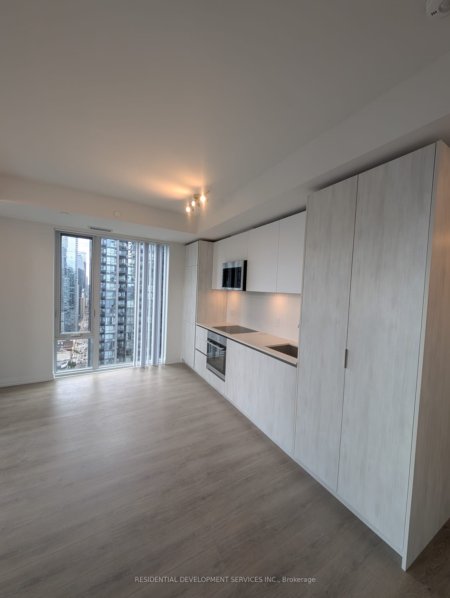 28 Widmer Street 3628, Toronto, ON M5V 0T2 photo 4