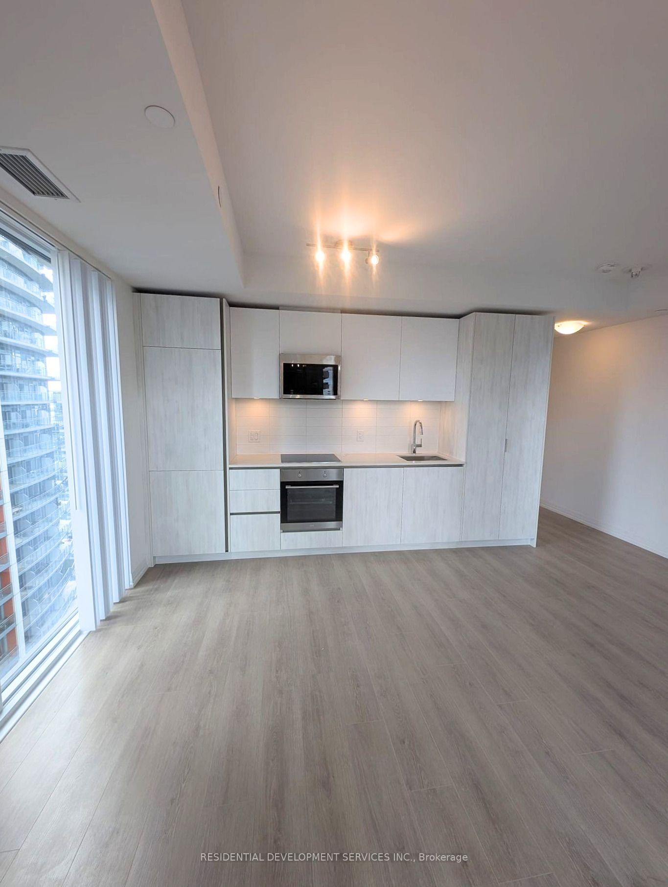 28 Widmer Street 3628, Toronto, ON M5V 0T2 photo 5