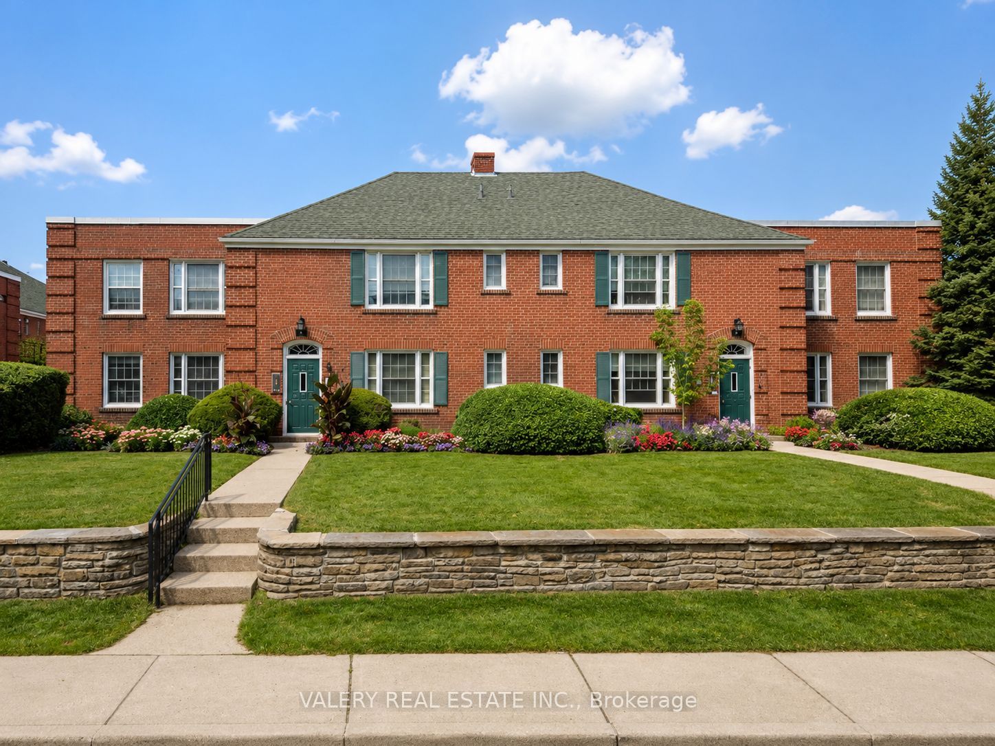 2 Sutherland Drive L24, Toronto, ON ON M4G 1G8