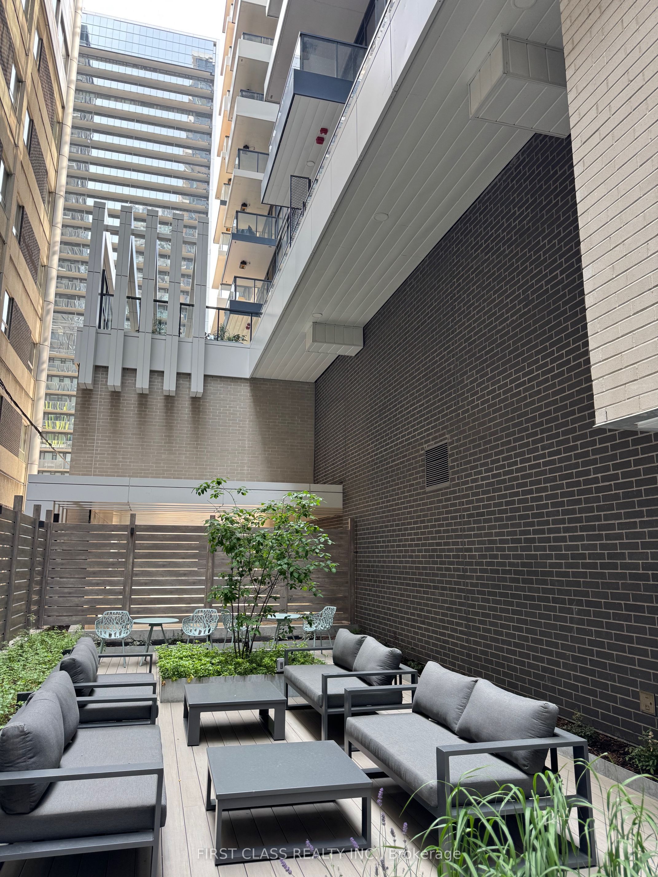 38 Widmer Street 710, Toronto, ON M5V 2E9 photo 3