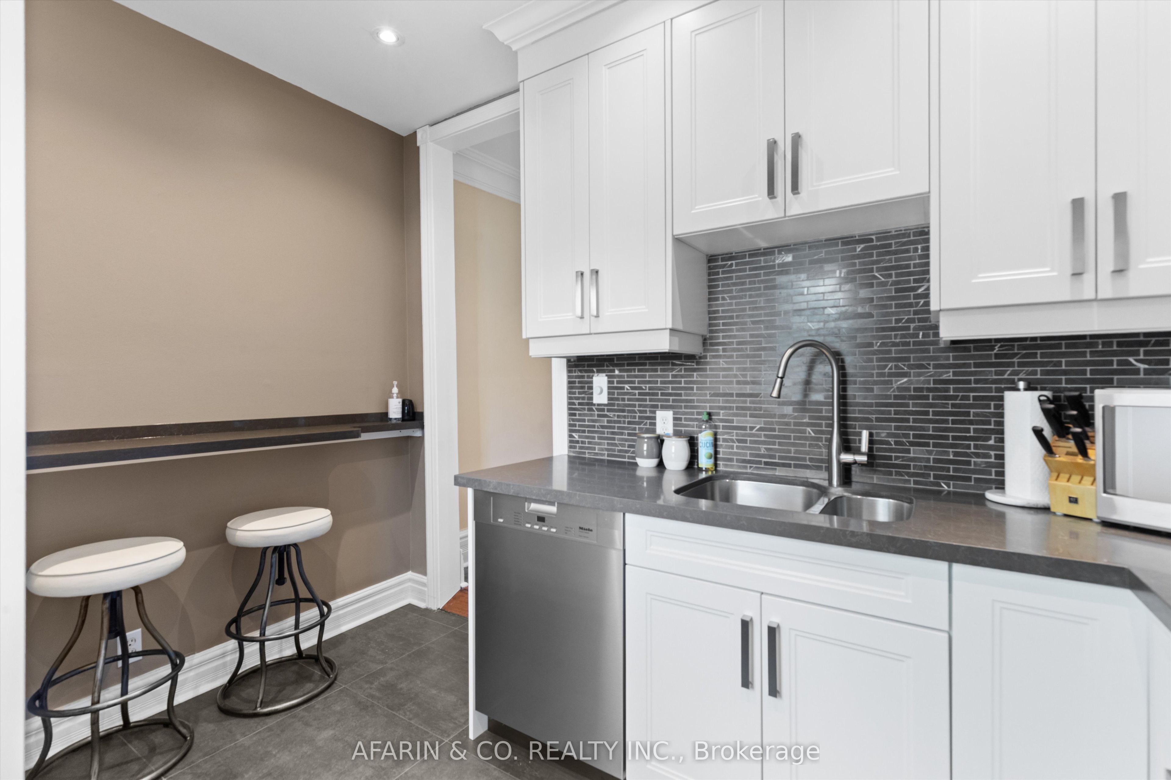 48 Nassau Street Second Floor & Loft, Toronto, ON M5T 1M2