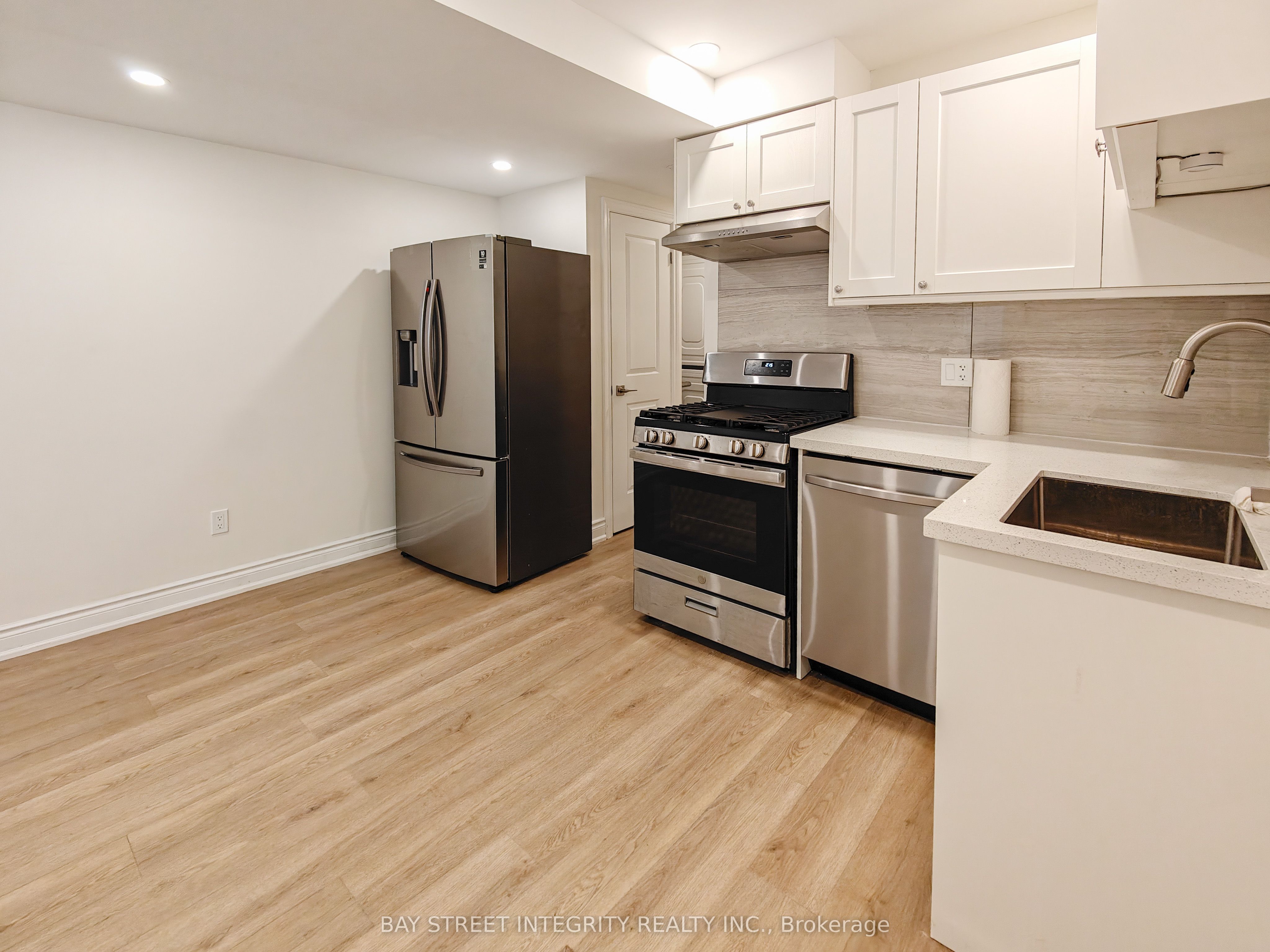 598 Crawford Street Lower, Toronto, ON M6G 3K2 photo 2