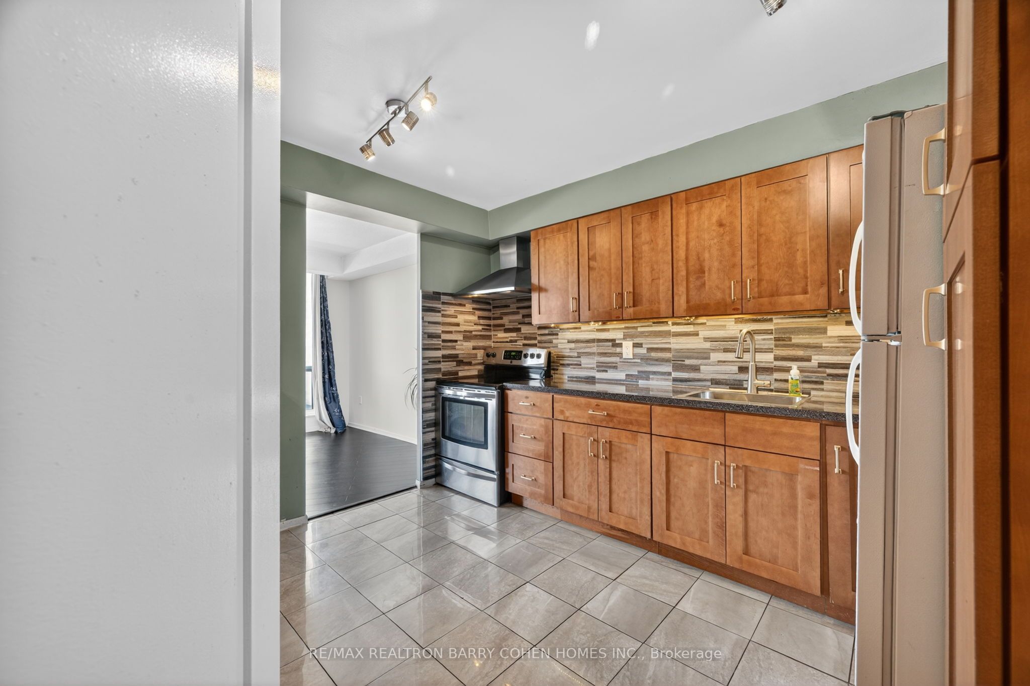 150 Neptune Drive 304, Toronto, ON M6A 2Y9 photo 4