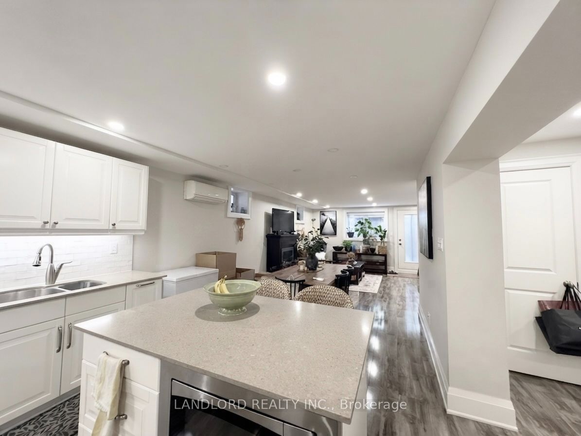 117 Chaplin Crescent Garden, Toronto, ON M5P 1A6 photo 2