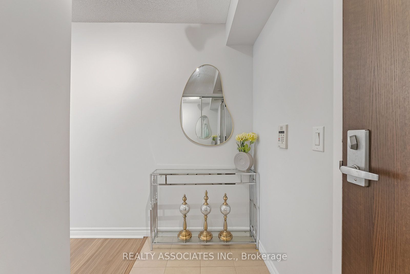 19 Grand Trunk Crescent 2710, Toronto, ON M5J 3A3 photo 2
