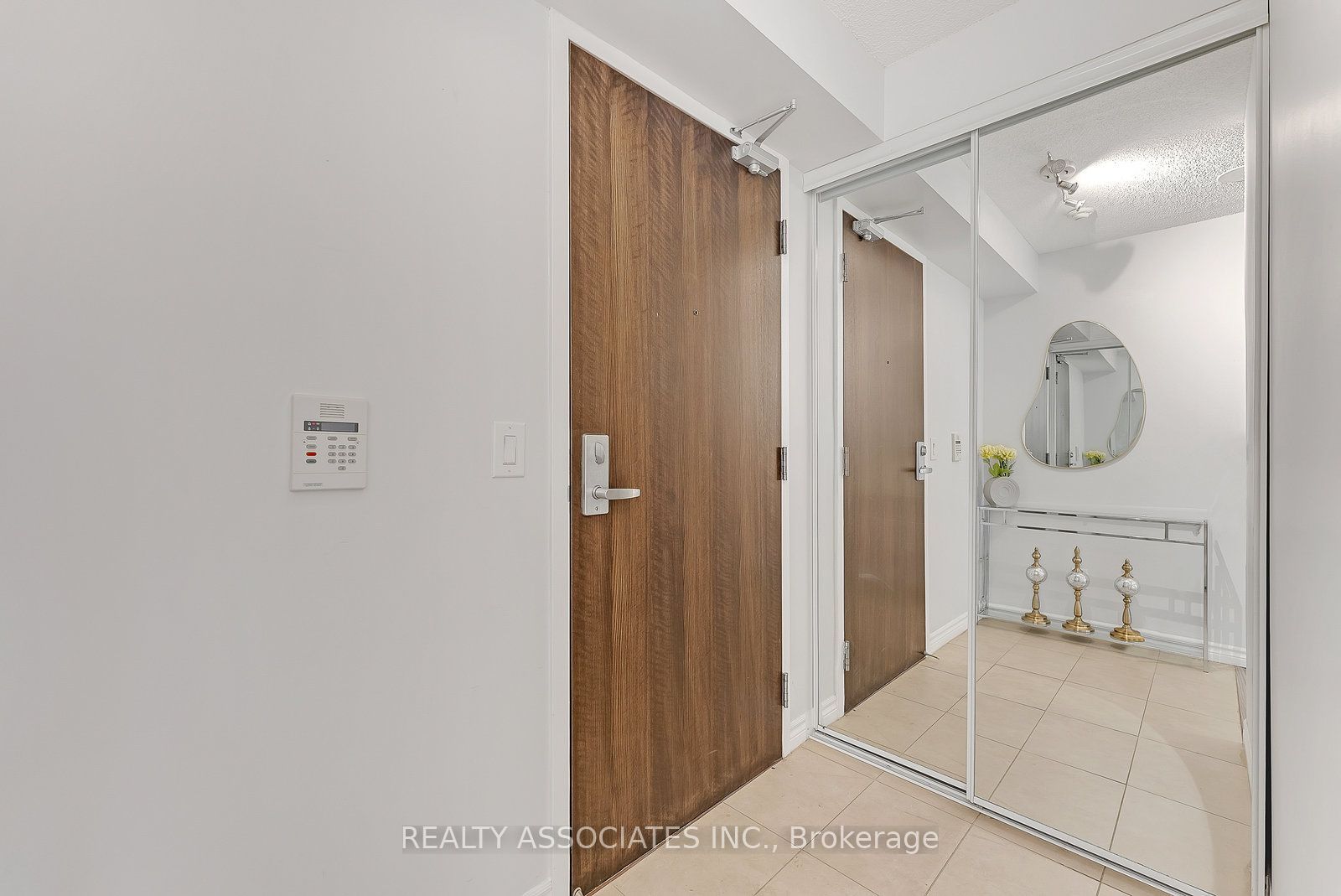 19 Grand Trunk Crescent 2710, Toronto, ON M5J 3A3 photo 3