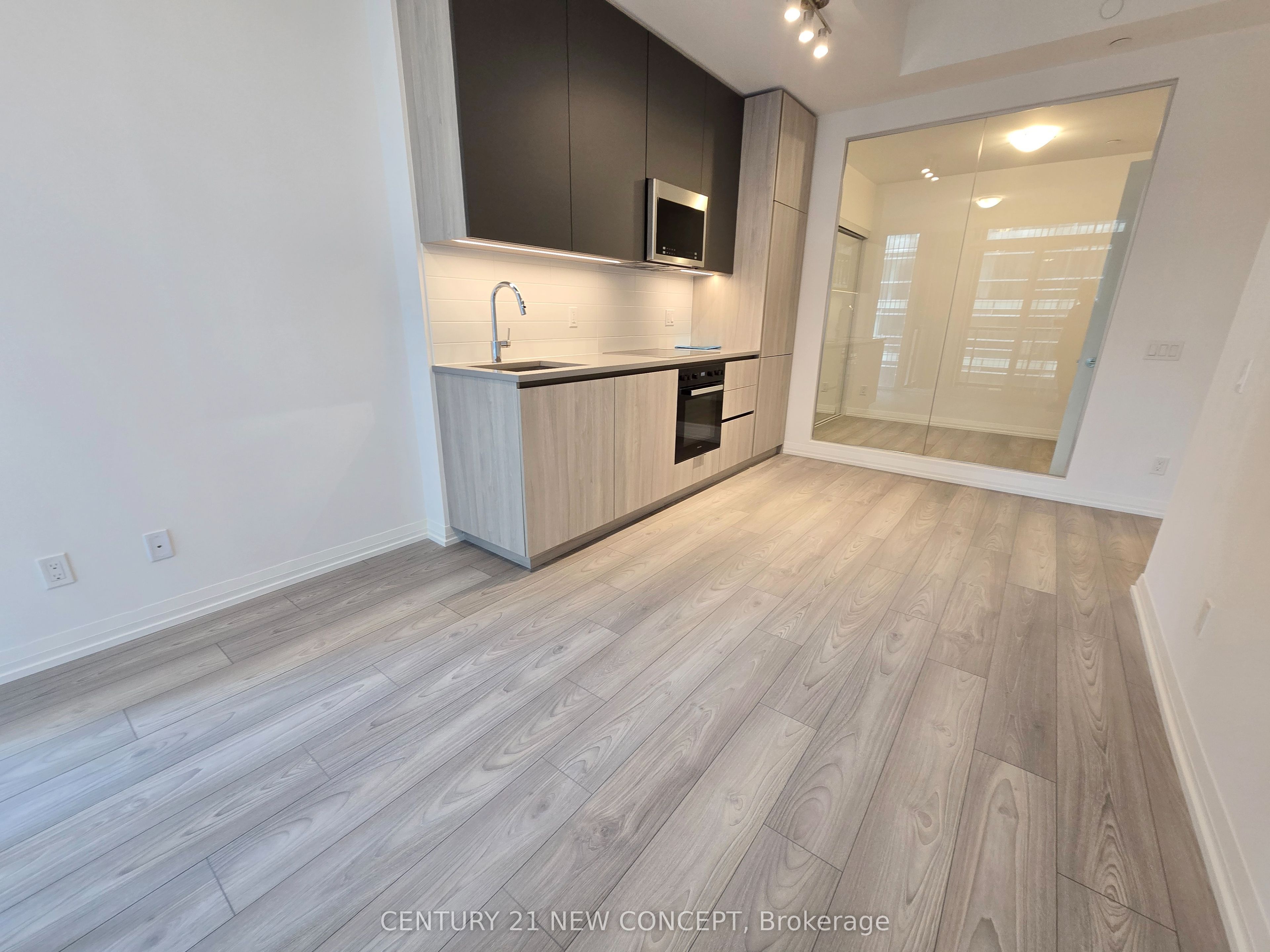 400 King Street W 712, Toronto, ON M5V 0X8 photo 4
