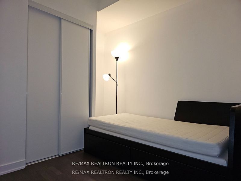 57 St Joseph Street 406, Toronto, ON M5S 0C5 photo 4