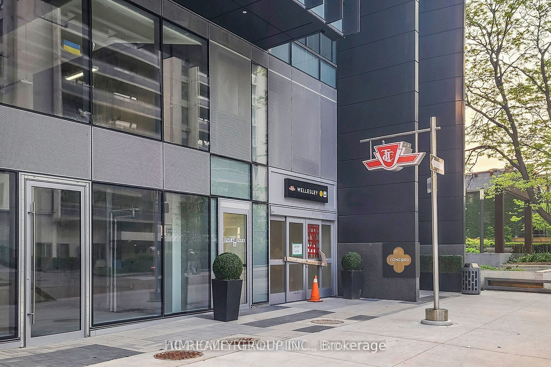 1 Gloucester Street 2 Parking Tandem, Toronto, ON M4Y 1L8 photo 3