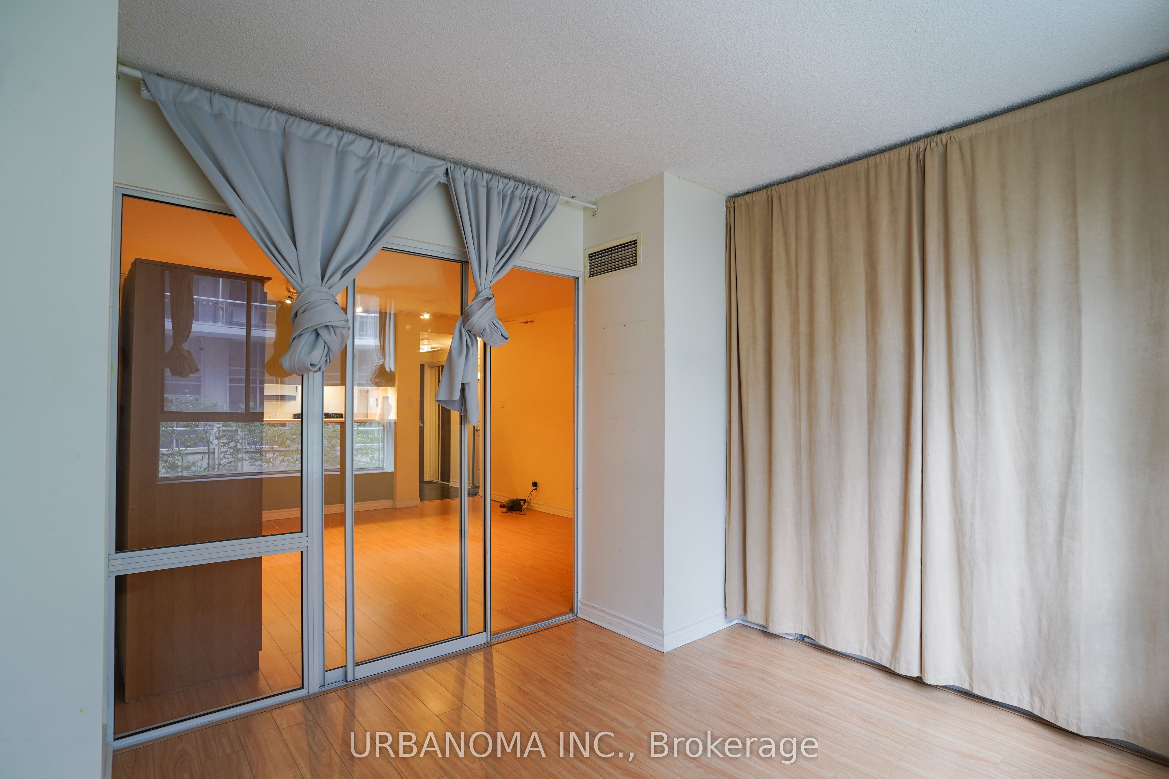 717 Bay Street 409, Toronto, ON M5G 2J9 photo 2