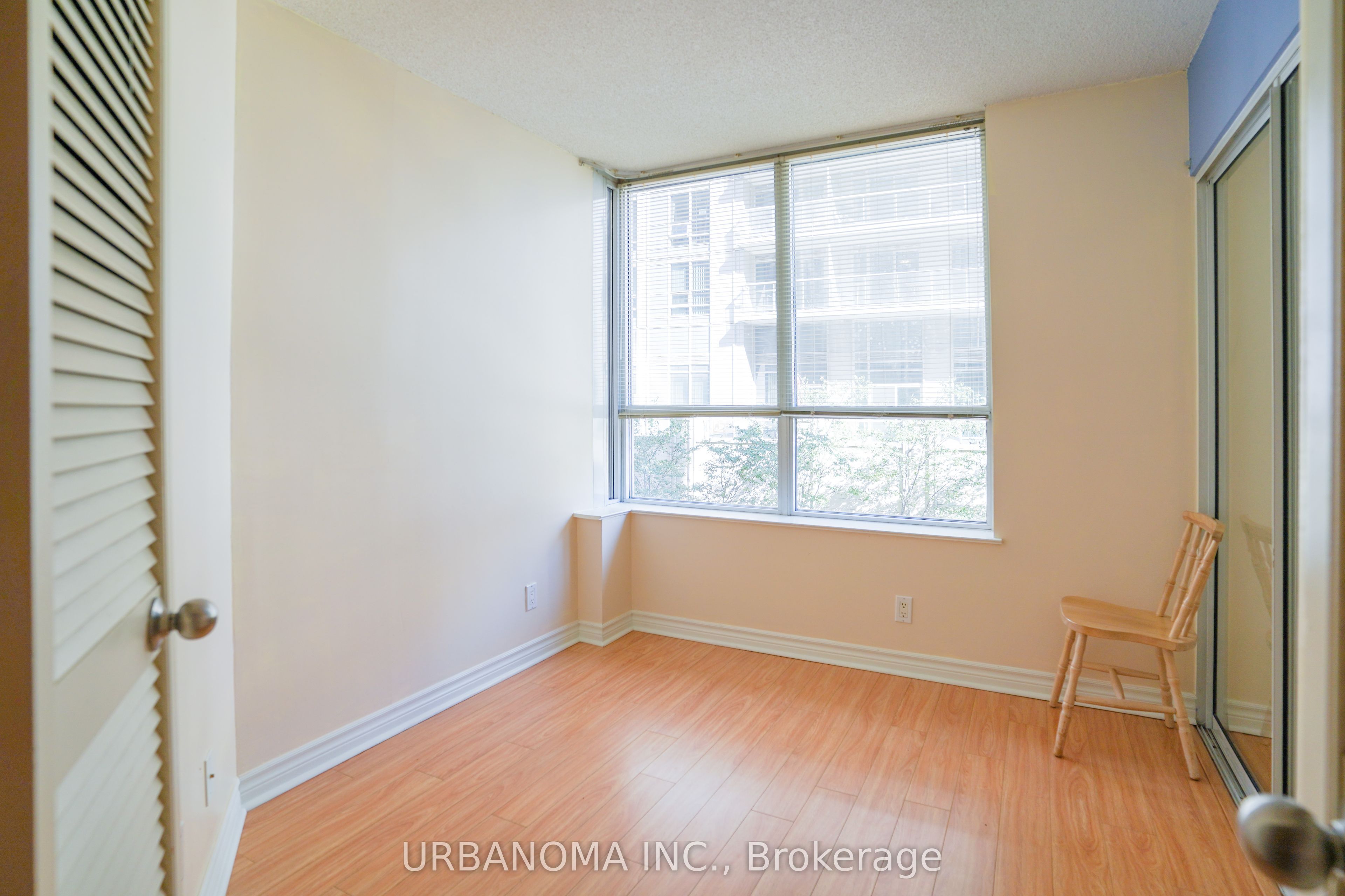 717 Bay Street 409, Toronto, ON M5G 2J9 photo 3