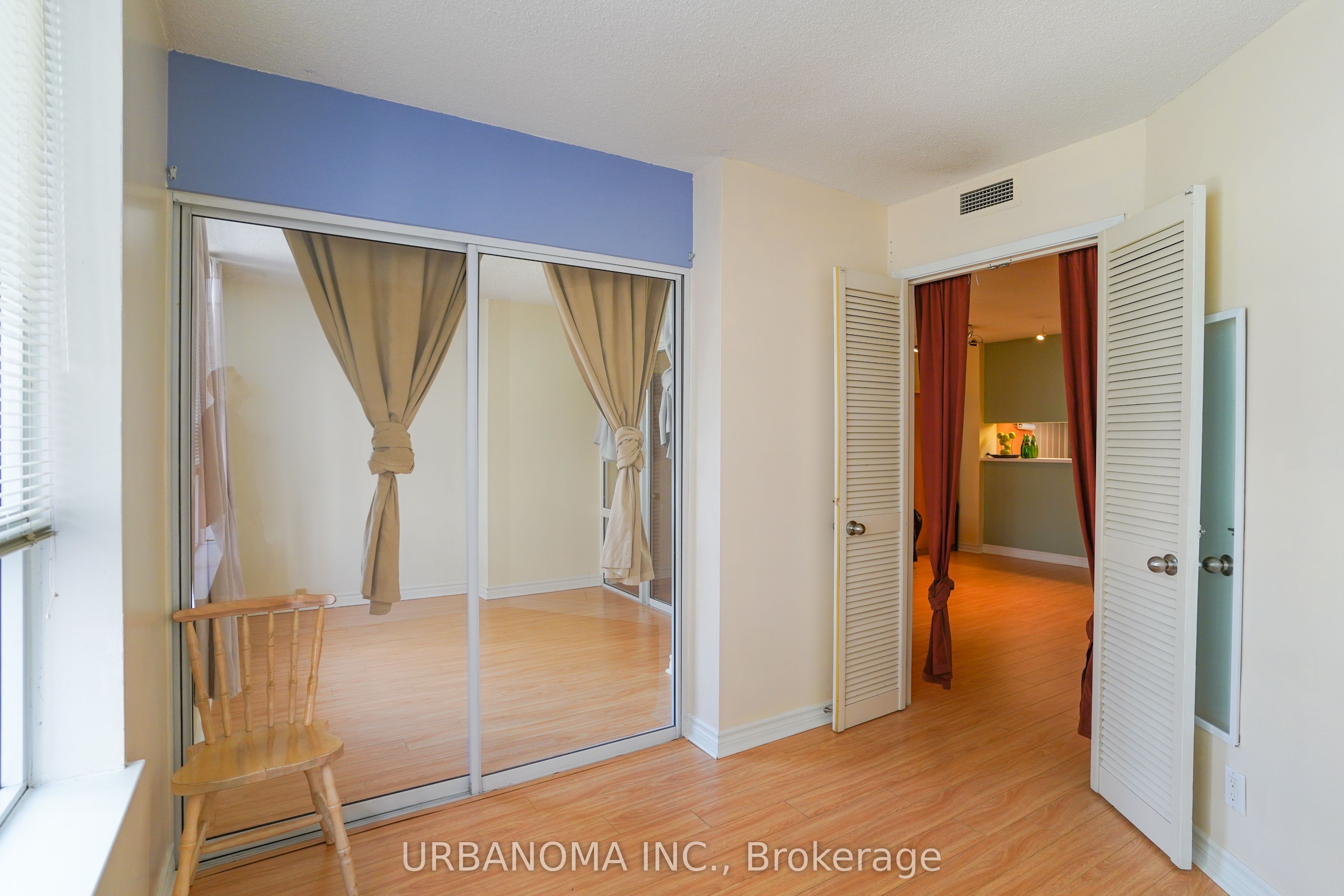 717 Bay Street 409, Toronto, ON M5G 2J9 photo 4