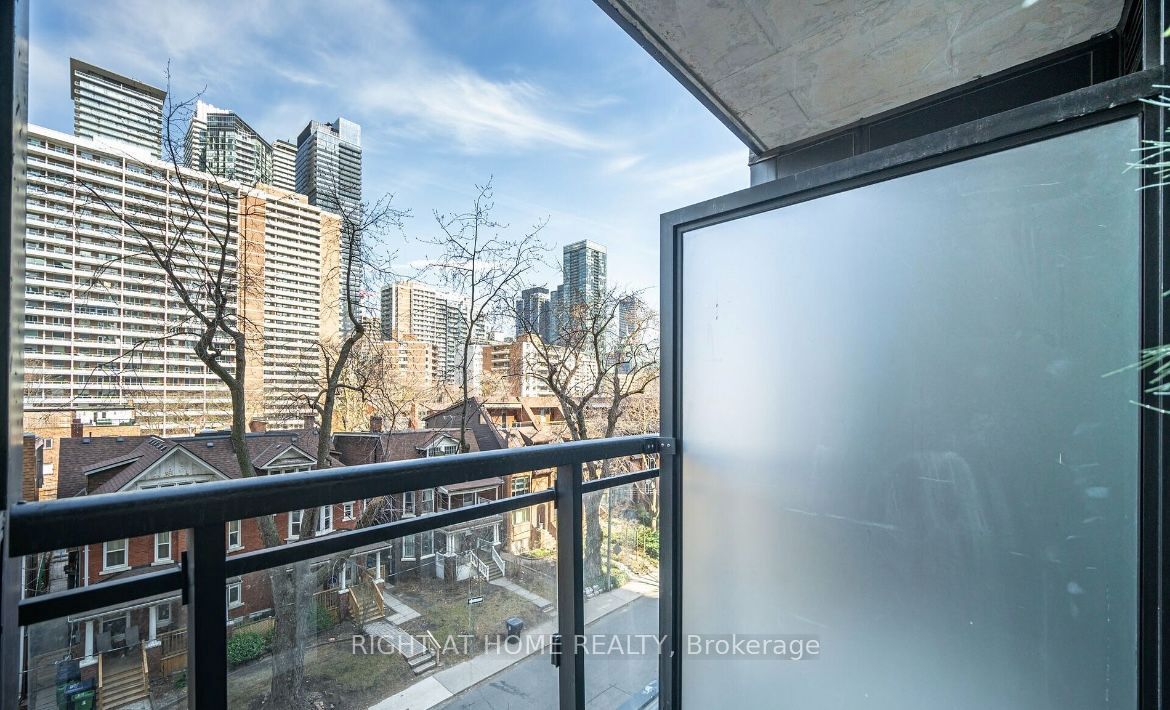 17 Dundonald Street 403, Toronto, ON M4Y 0E4 photo 4