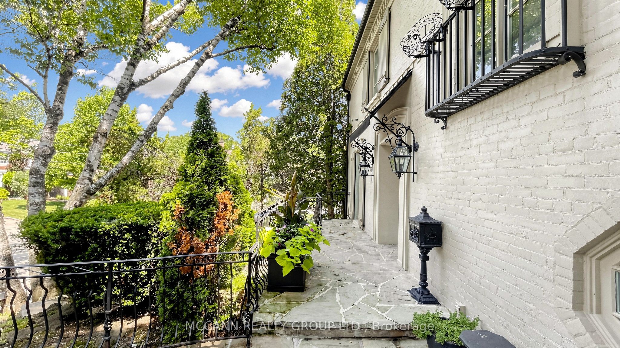 27 Strathgowan Crescent, Toronto, ON M4N 2Z6 photo 4