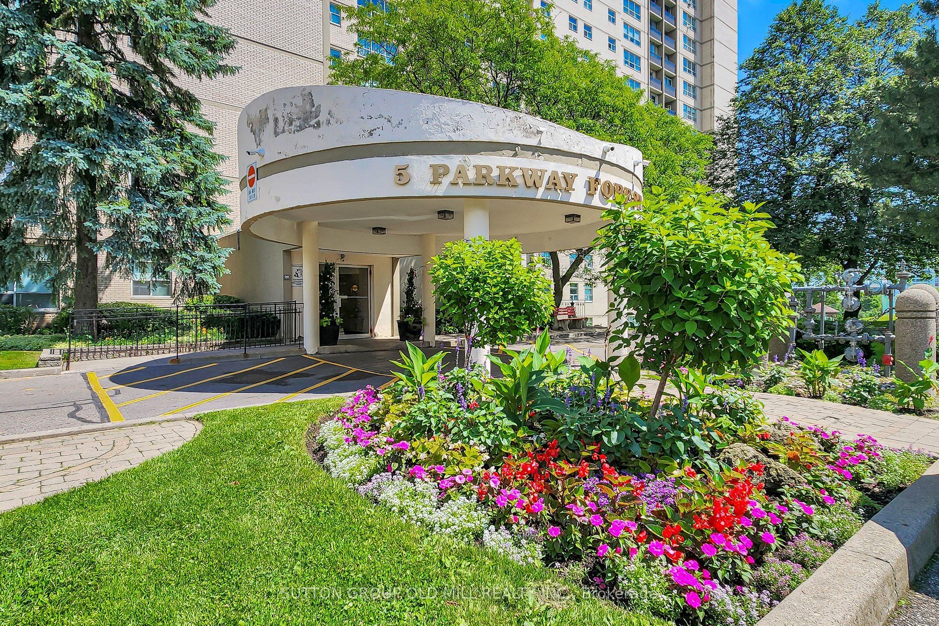 5 Parkway Forest Drive, Toronto, ON M2J 1L2 photo 2