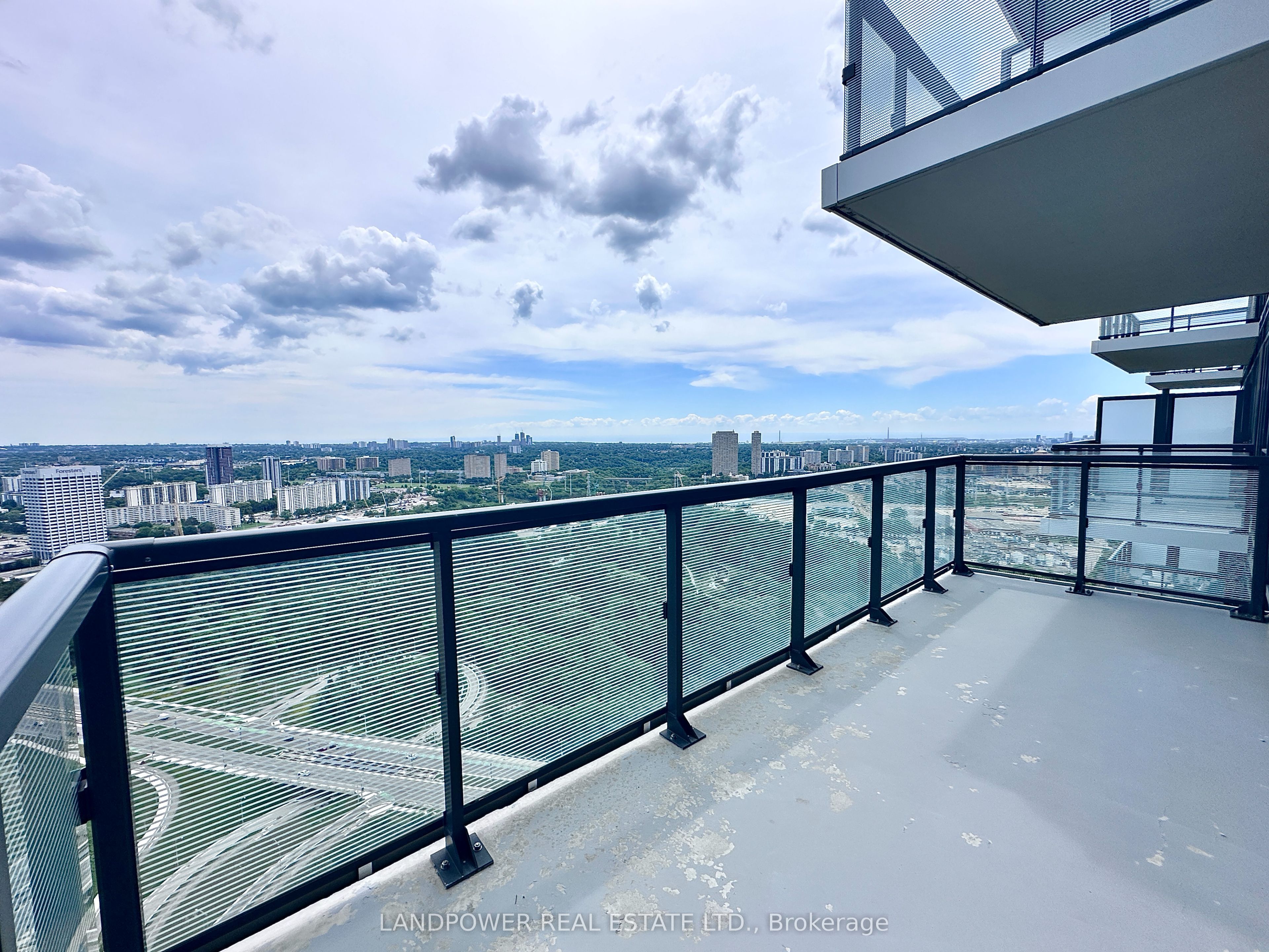 30 Inn On The Park Drive 4206, Toronto, ON M3C 0P7 photo 2