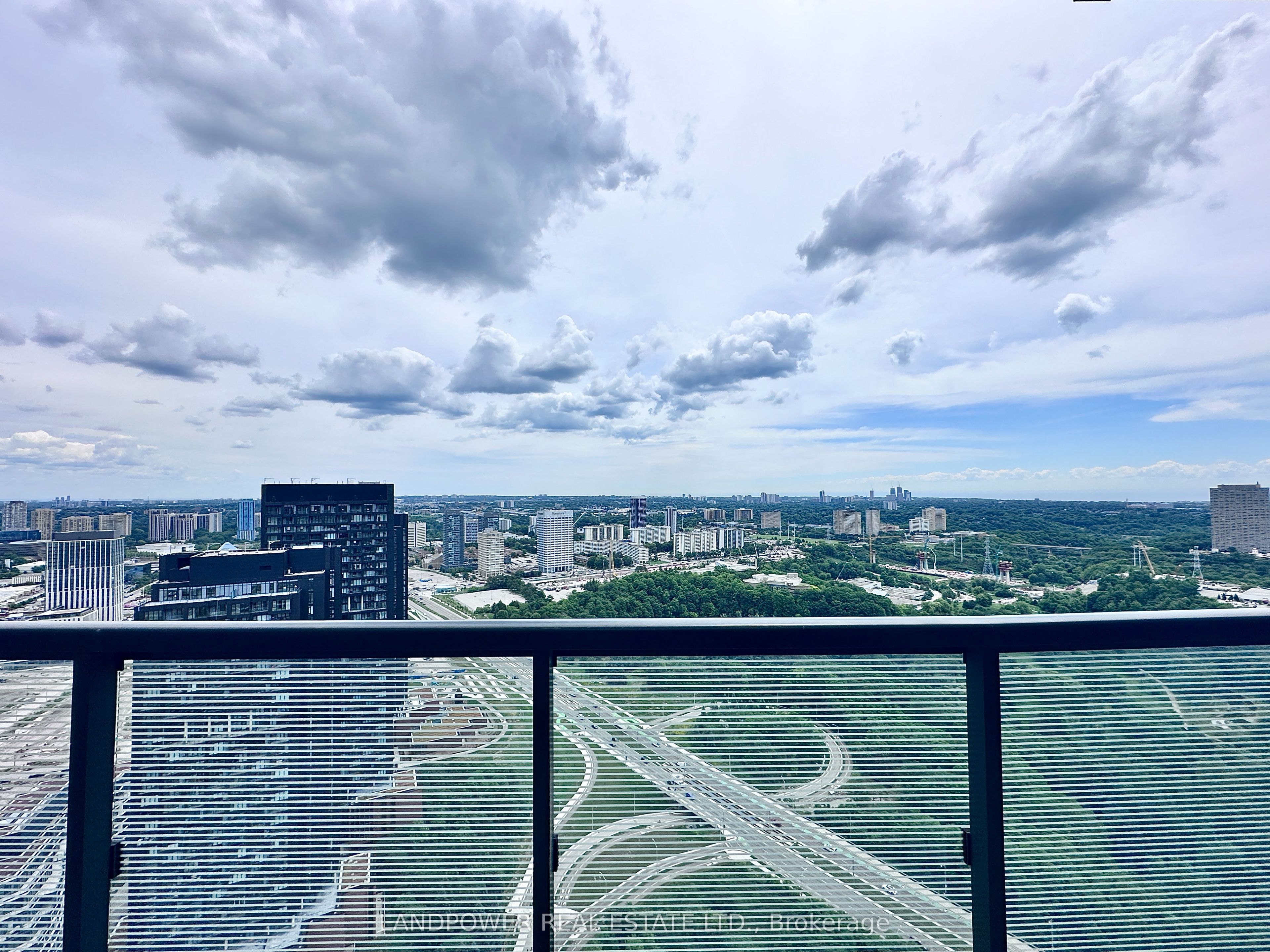 30 Inn On The Park Drive 4206, Toronto, ON M3C 0P7 photo 3