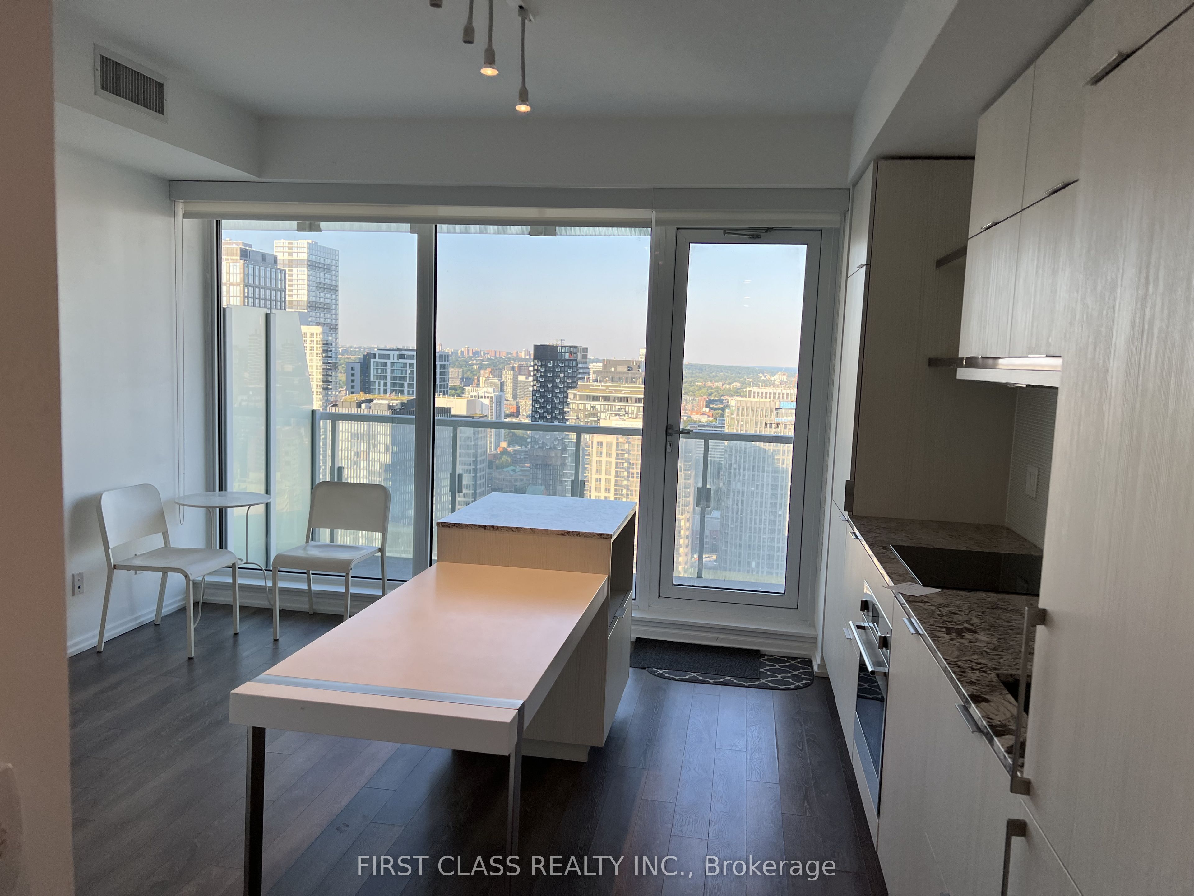 197 Yonge Street 3003, Toronto, ON M5B 0C1 photo 2