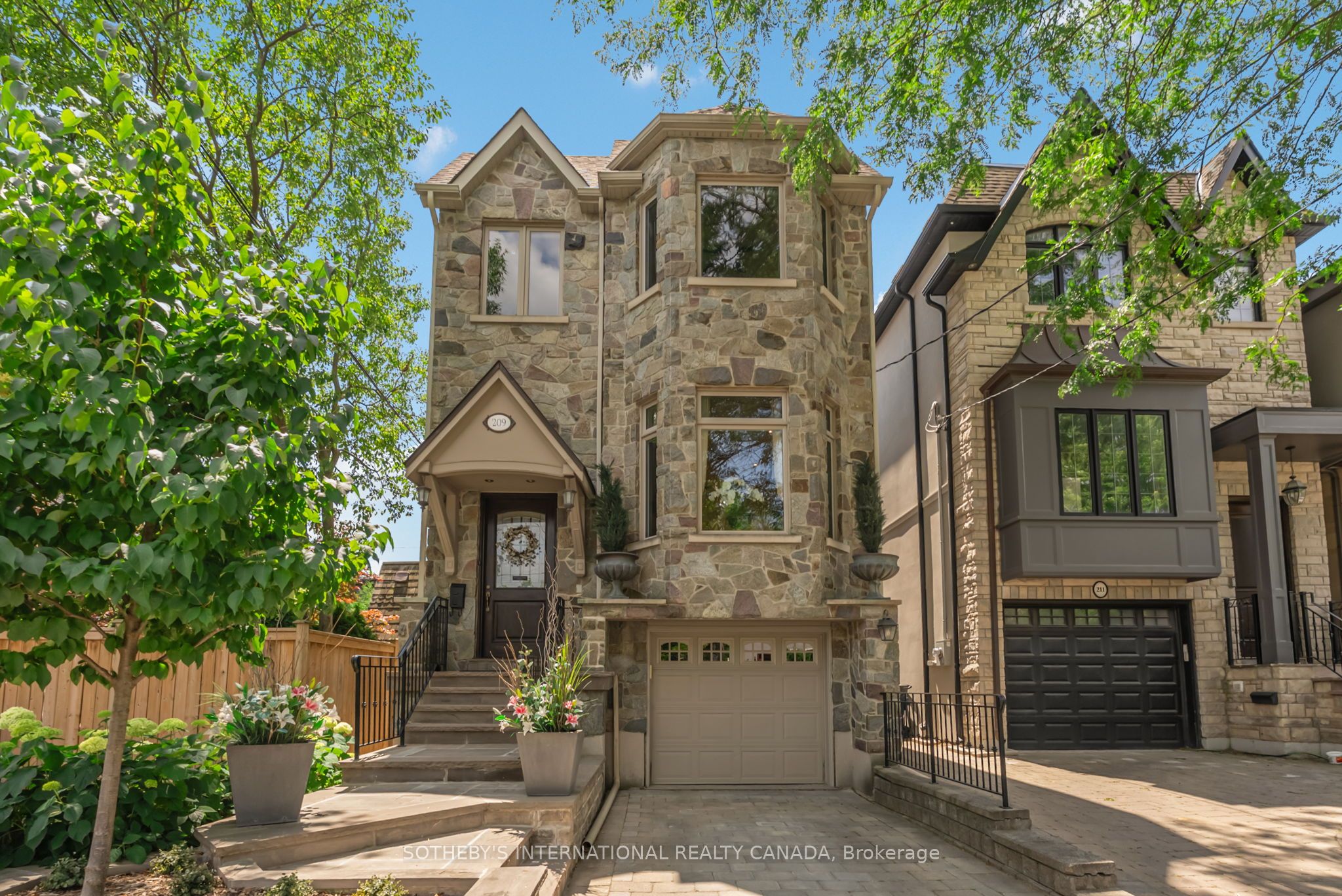 209 Douglas Avenue, Toronto, ON M5M 1G9