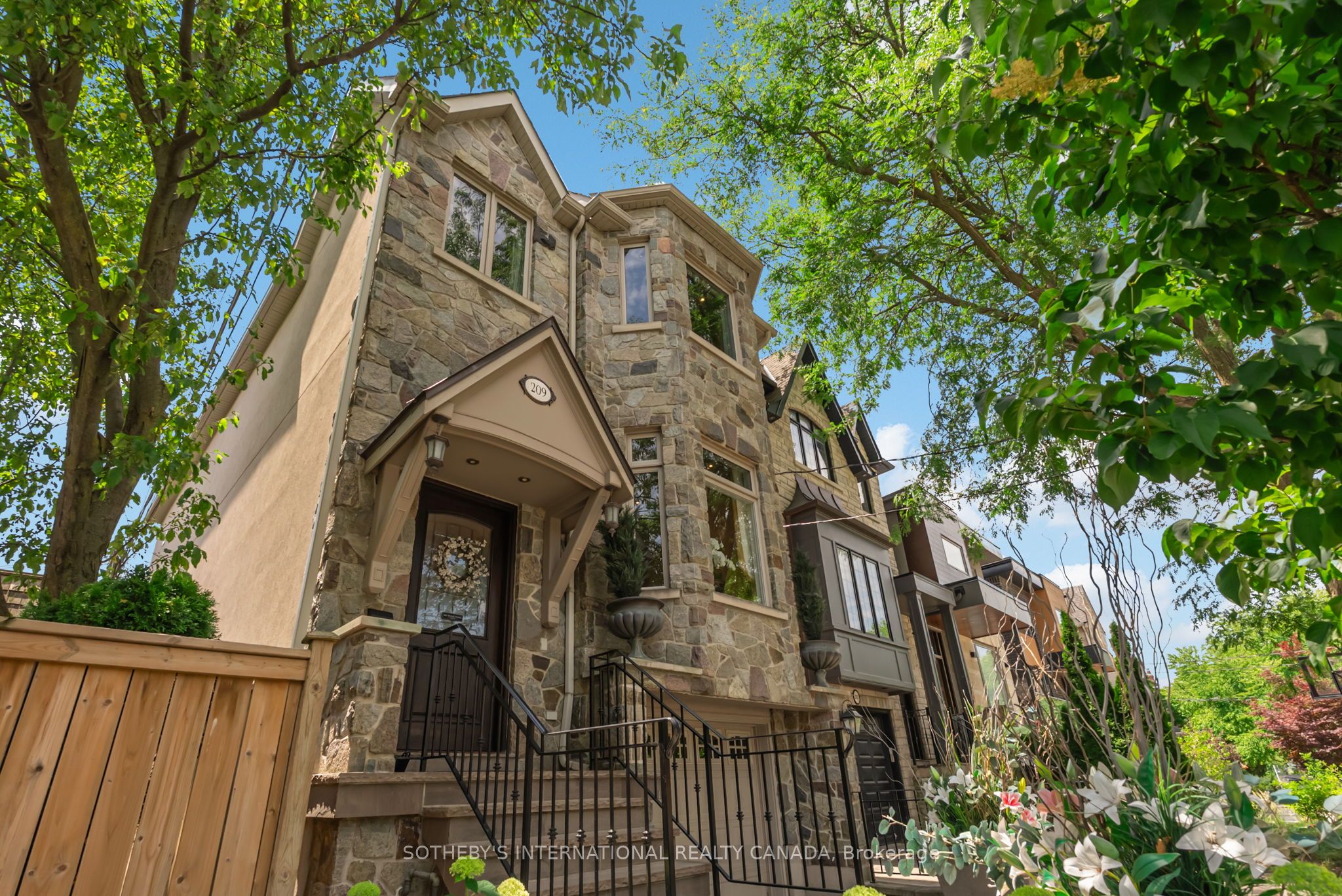 209 Douglas Avenue, Toronto, ON M5M 1G9 photo 2