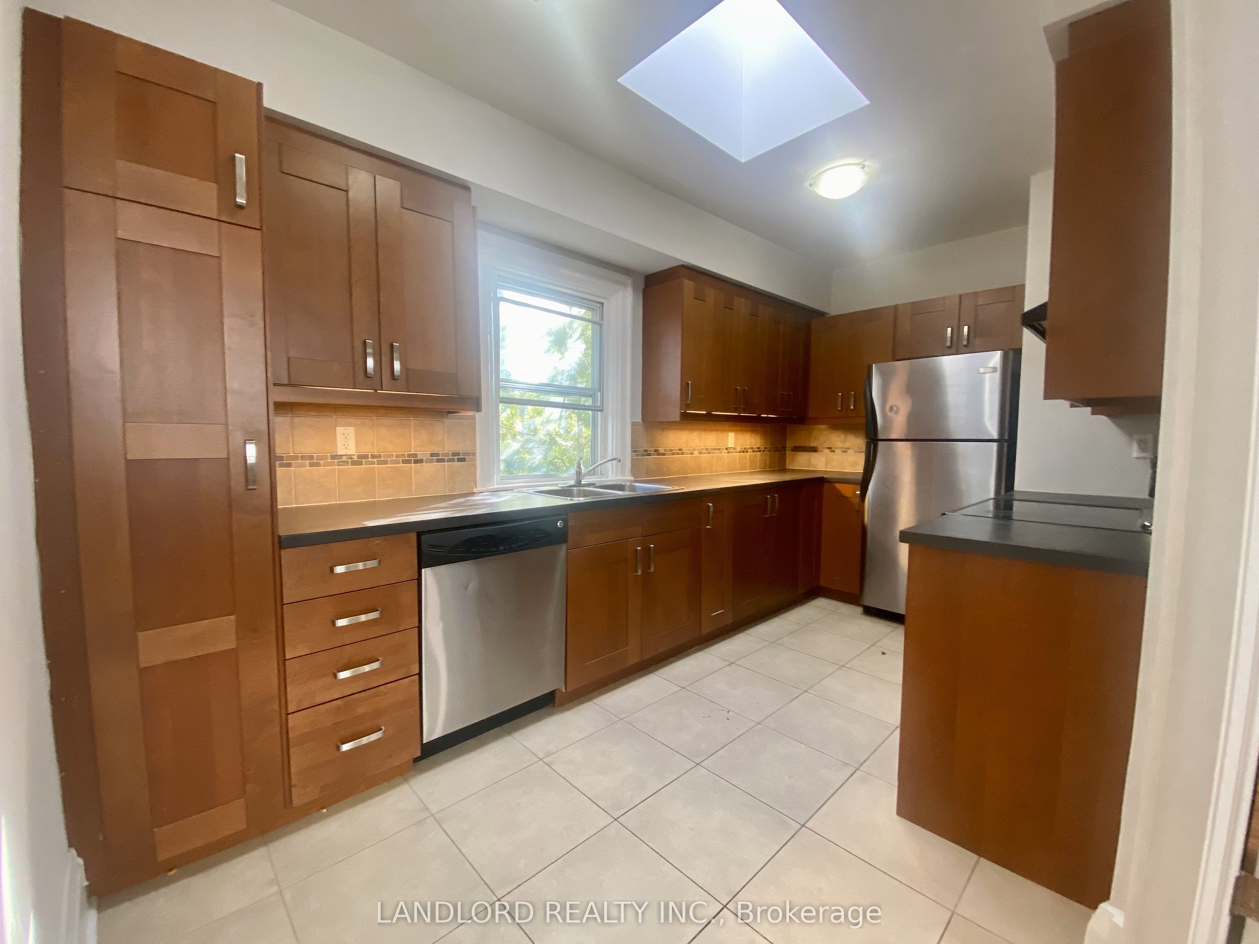 341 St Clair Avenue W E, Toronto, ON M5P 1N3 photo 2
