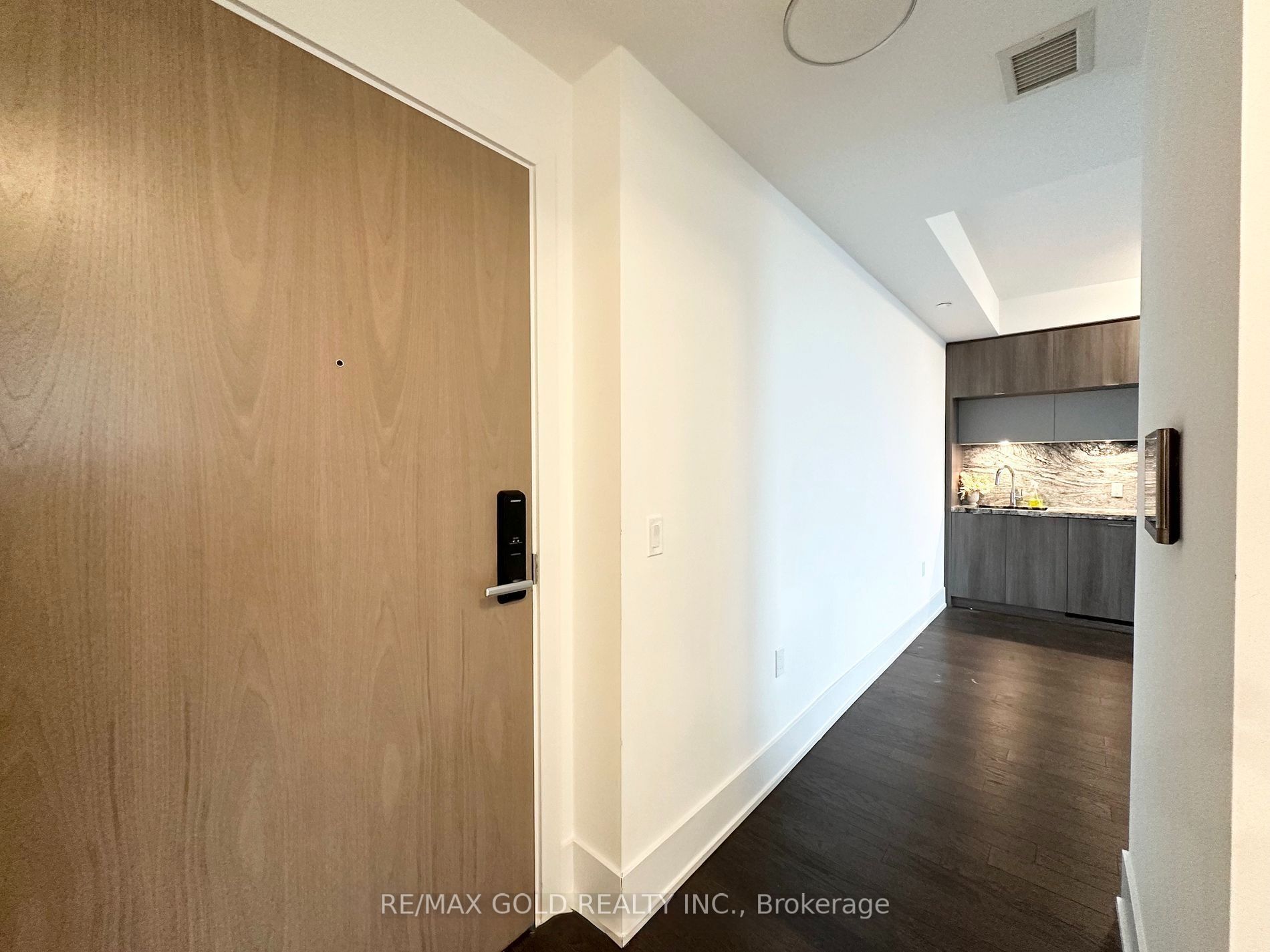 585 Bloor Street 3515, Toronto, ON M4W 0B3 photo 2