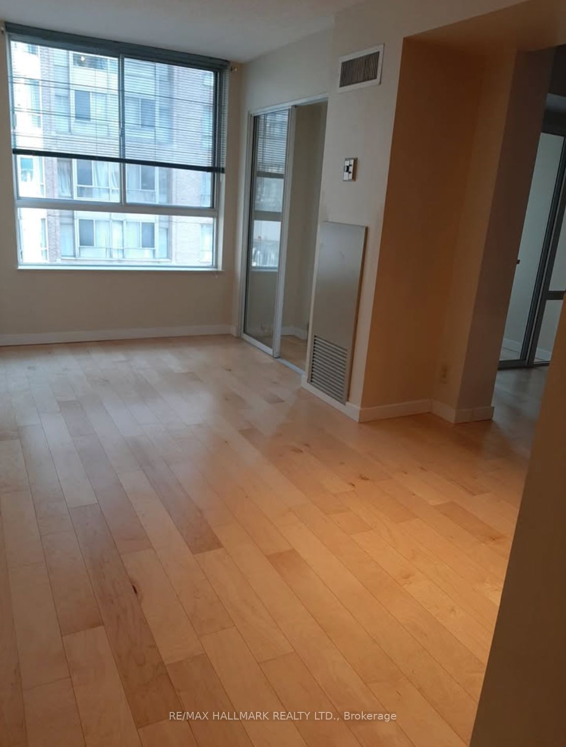 711 Bay Street 821, Toronto, ON M5G 2J8