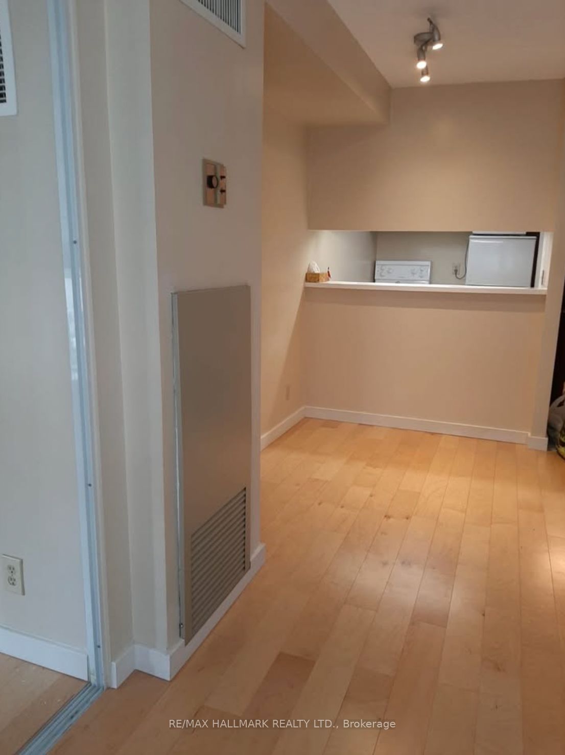 711 Bay Street 821, Toronto, ON M5G 2J8 photo 2