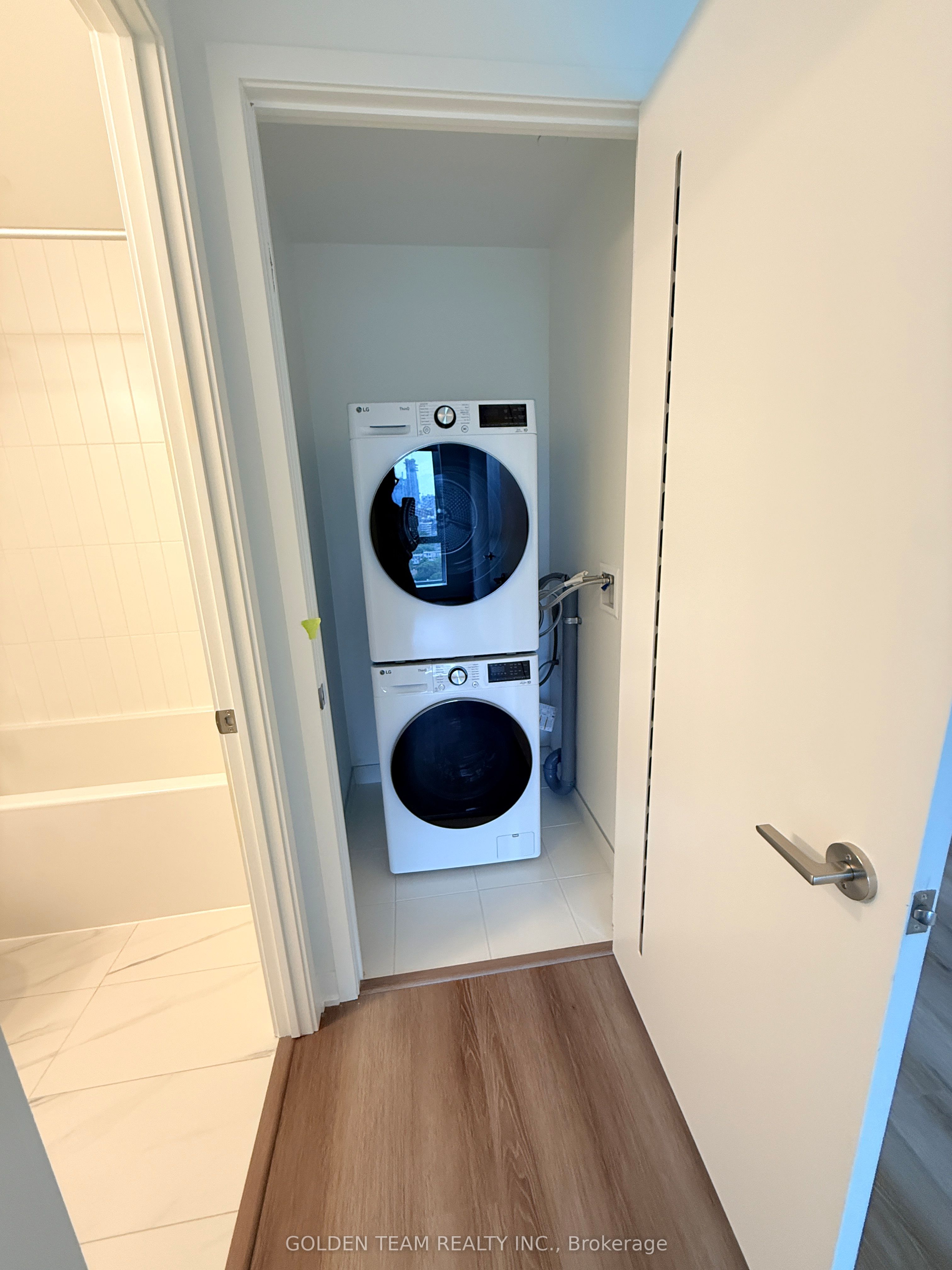 10 Oak Street 2107, Toronto, ON M5A 0Z1 photo 4