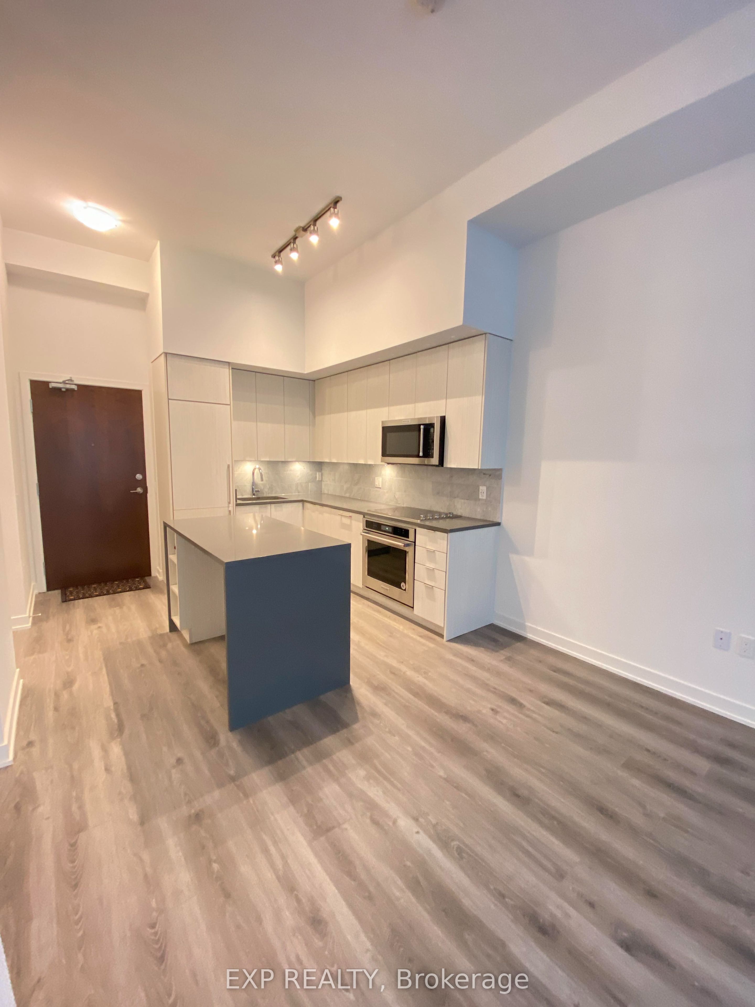 38 Iannuzzi Street 218, Toronto, ON M5V 0E8 photo 2
