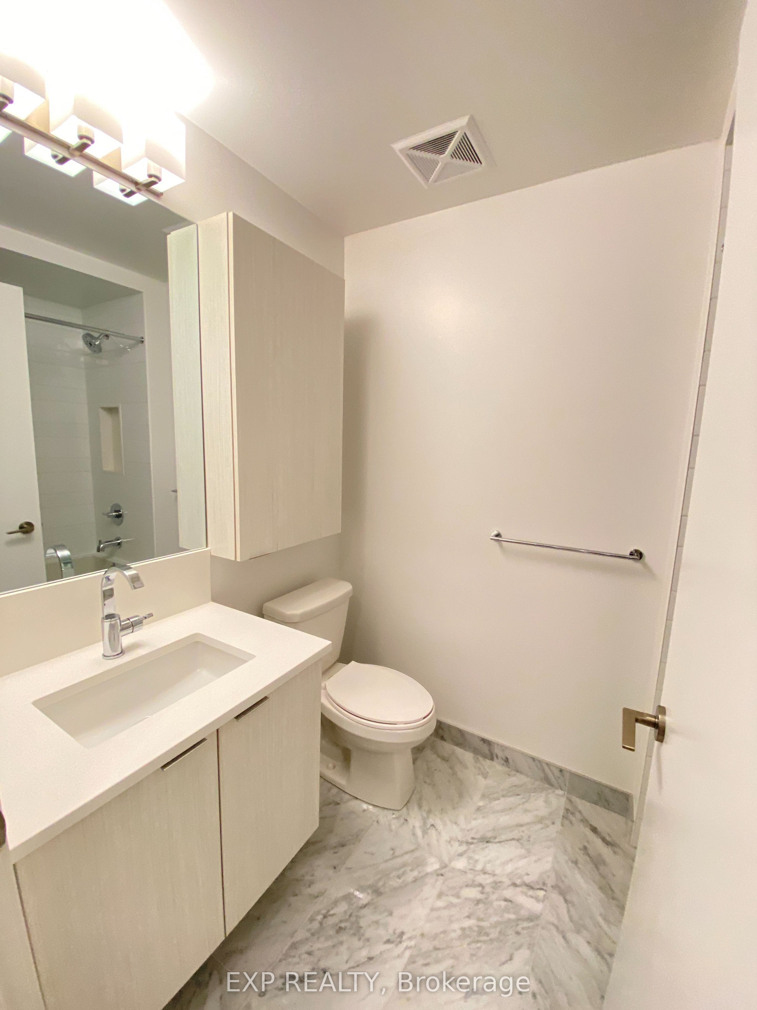 38 Iannuzzi Street 218, Toronto, ON M5V 0E8 photo 5